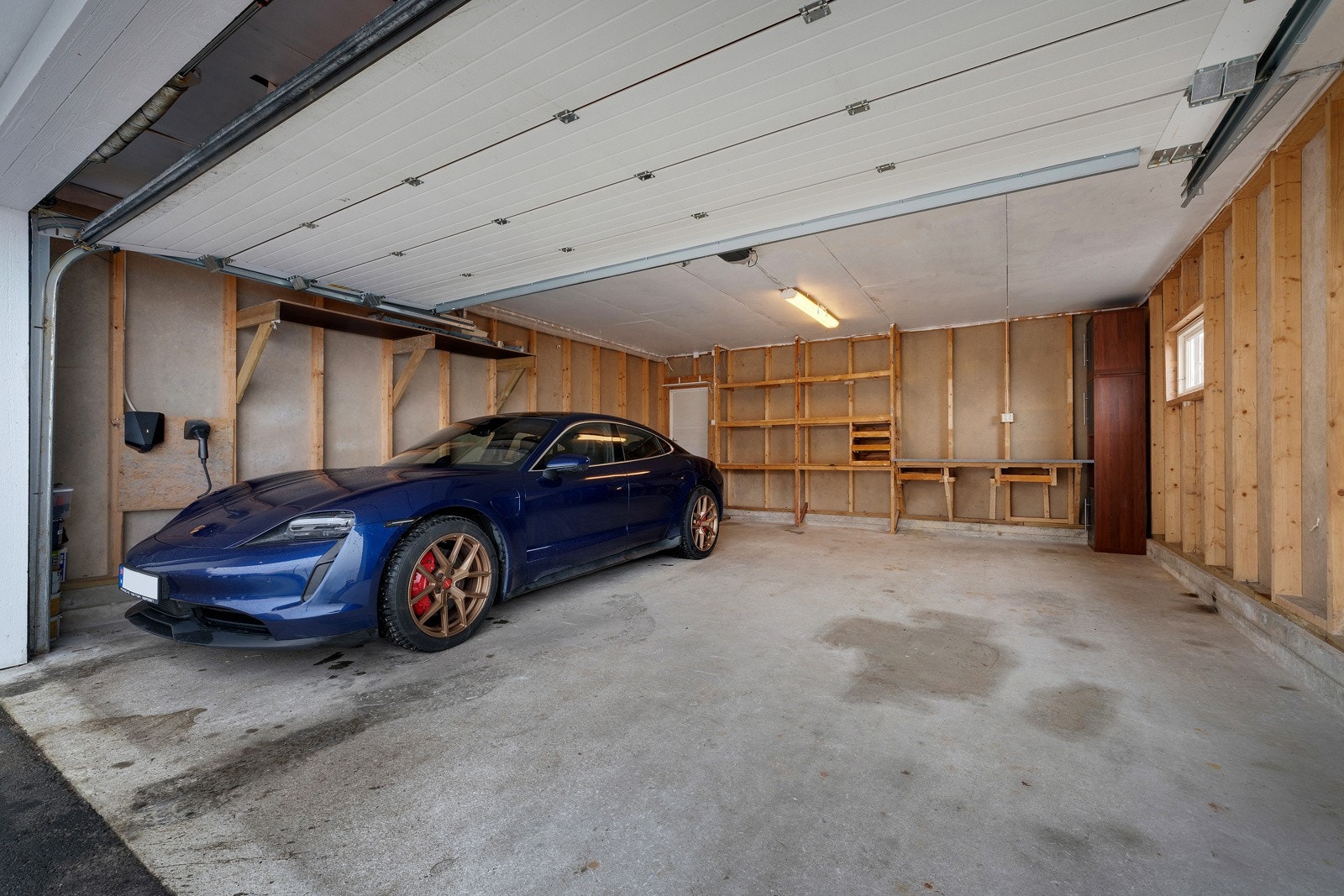 - Det ble oppført dobbel garasje i 2010, her er også installert ladeboks for EL-bil - Galleribilde