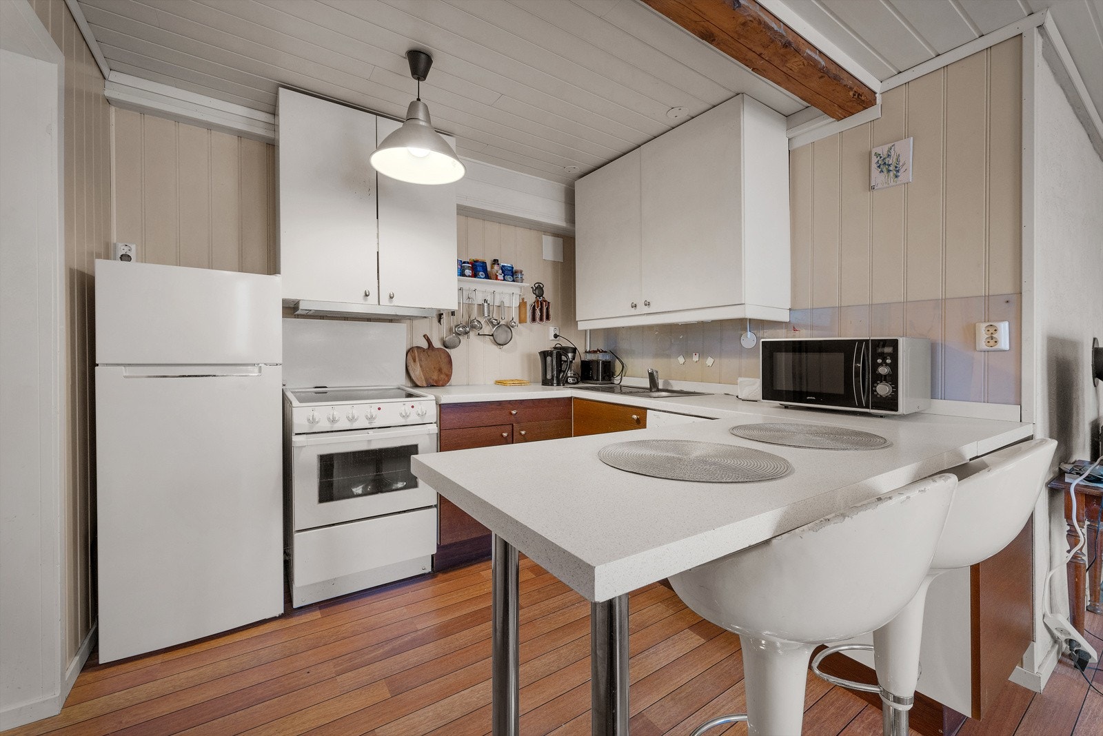 - Kjøkkeninnredning med slette fronter, lamiant benkeplate, stål oppvaskkum og ventilator - Galleribilde