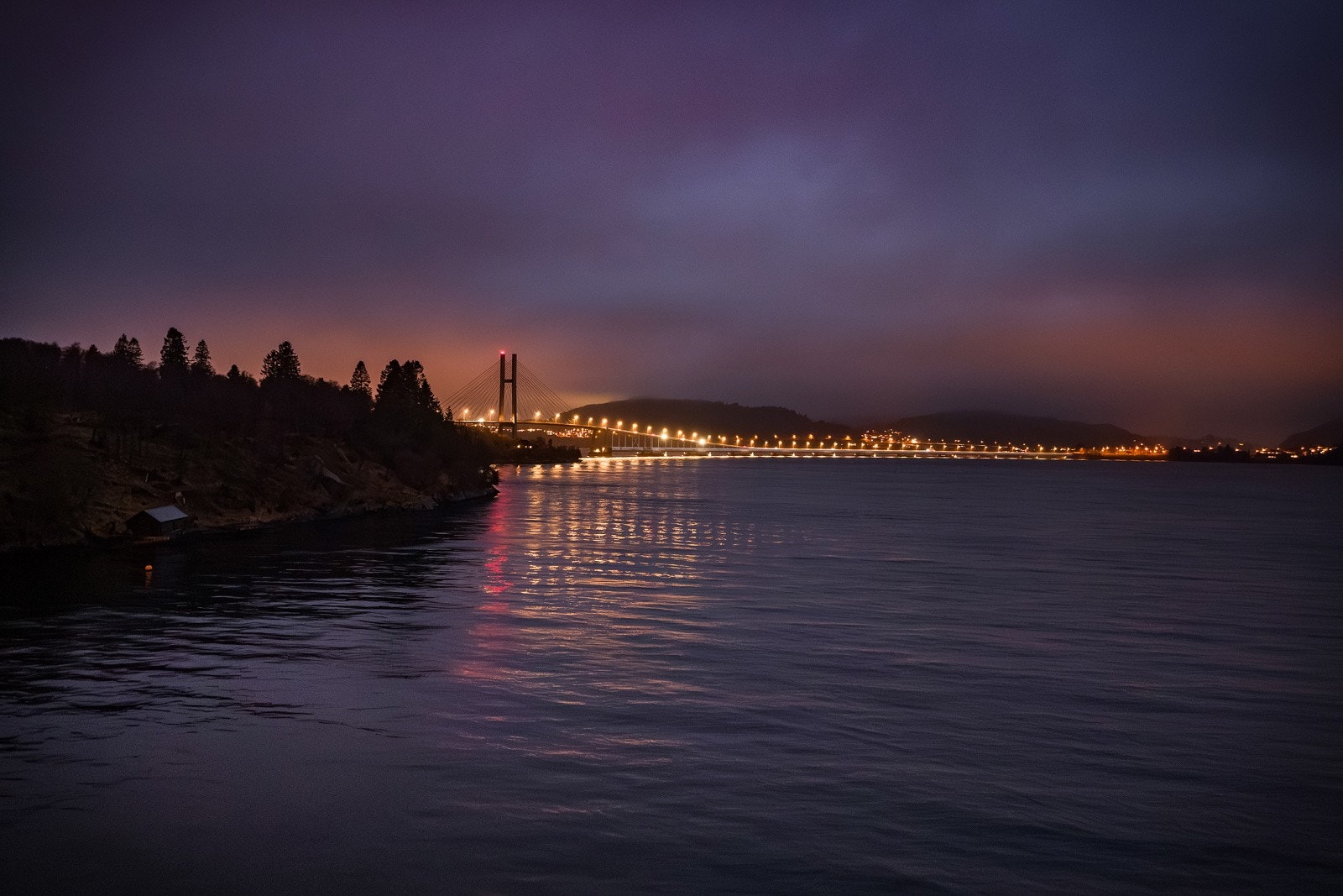 - Når mørket faller på, trer Nordhorlandsbrua frem som et vakkert blikkfang over fjorden - Galleribilde