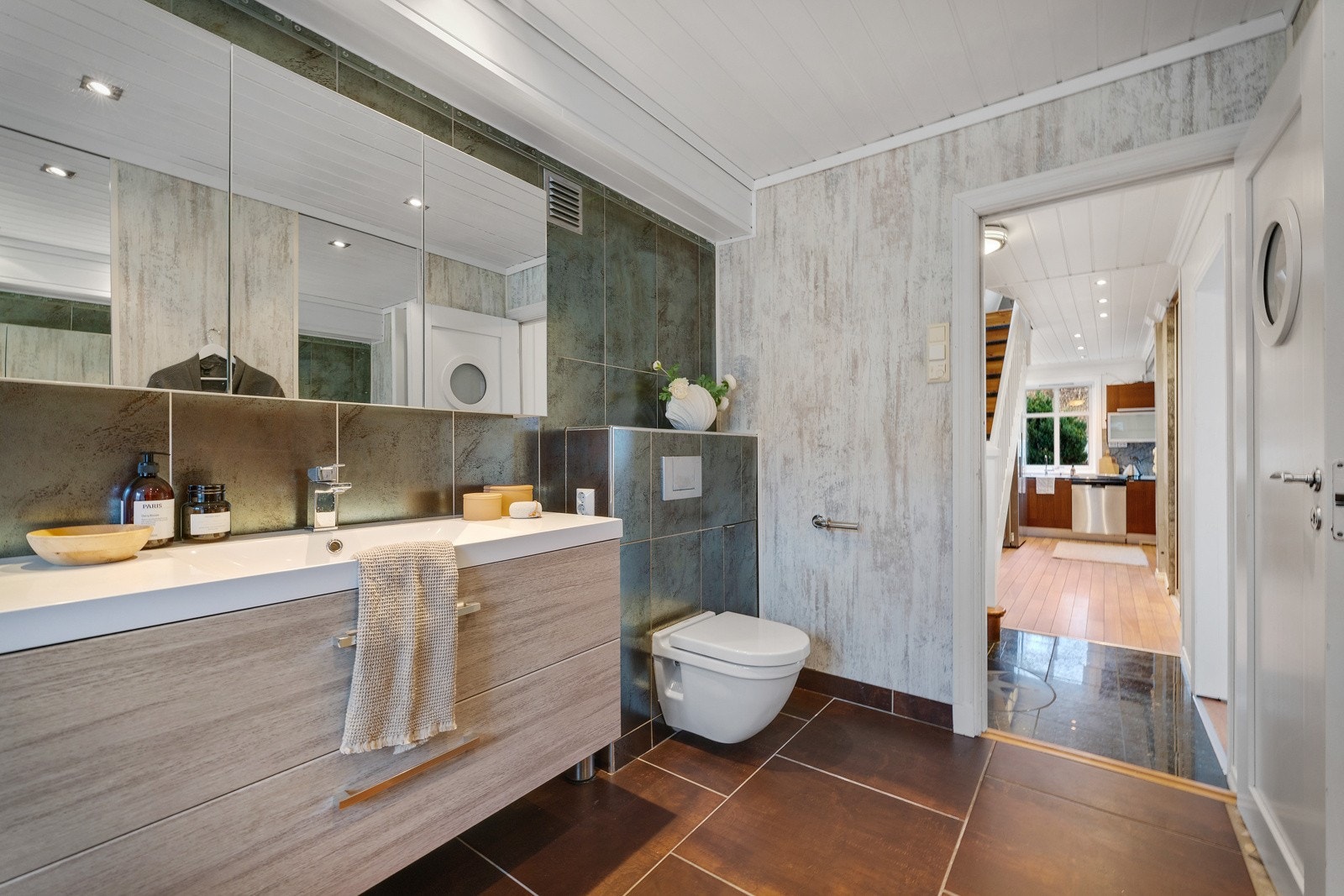 - Badet i 1.etasje inneholder: vegghengt wc, helstøpt servant og innfliset badekar - Galleribilde