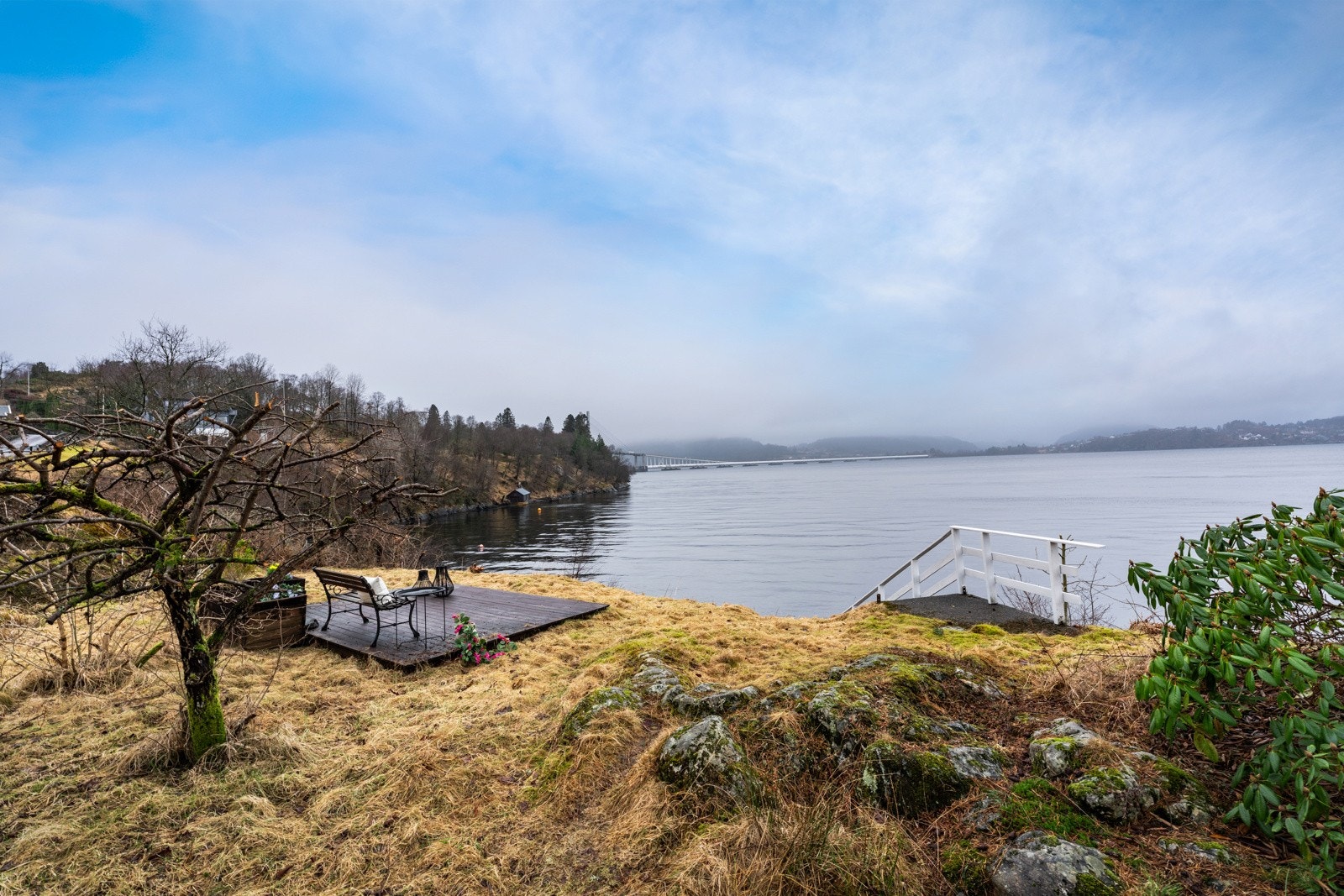 - Platting på utsiktspunkt like ved trappen ned til kaien - Galleribilde