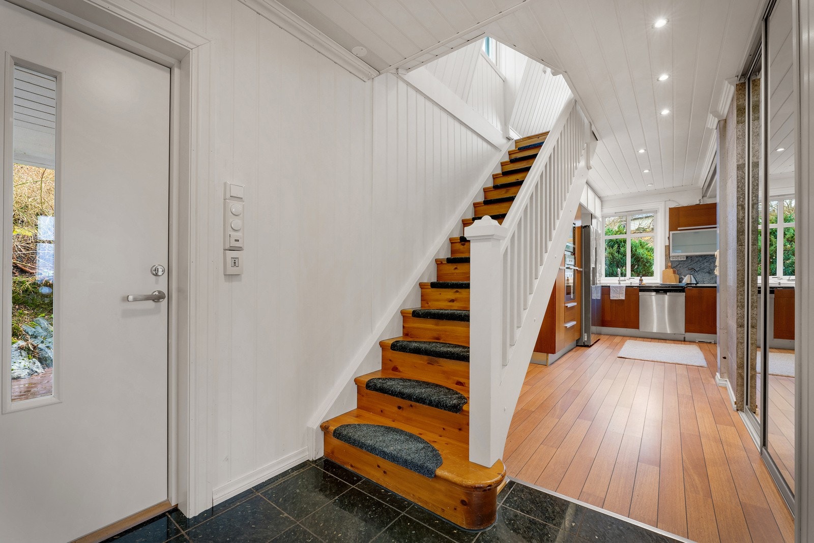 - Romslig Entrè/gang på 10,9 kvm,ny ytterdør fra 2025 - Galleribilde