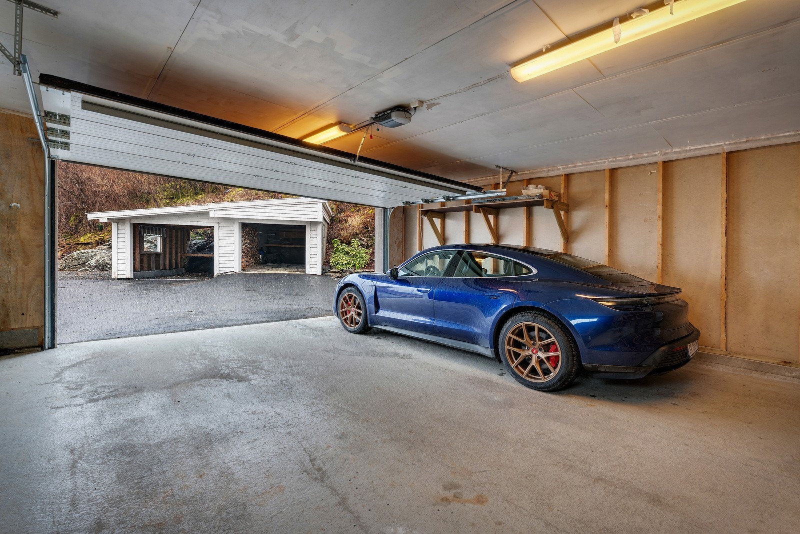 - Det er også dobbel carport på eiendommen - Galleribilde