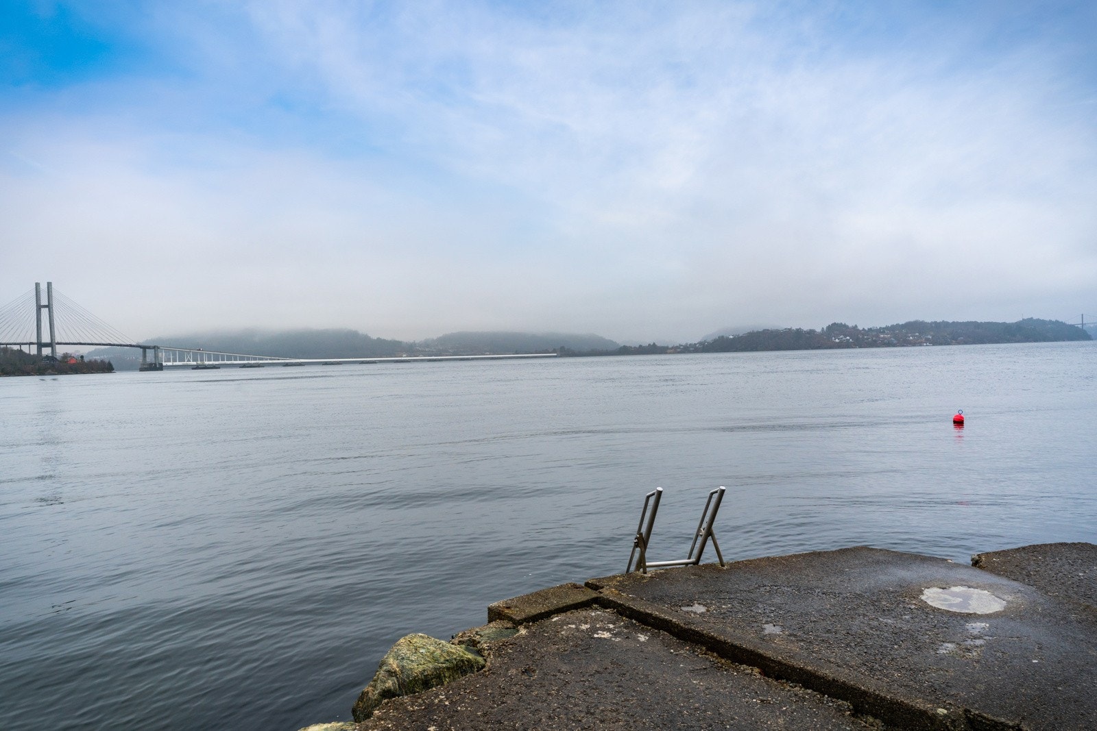 - Her er en liten offentlig badeplass med en liten sandstrand - Galleribilde