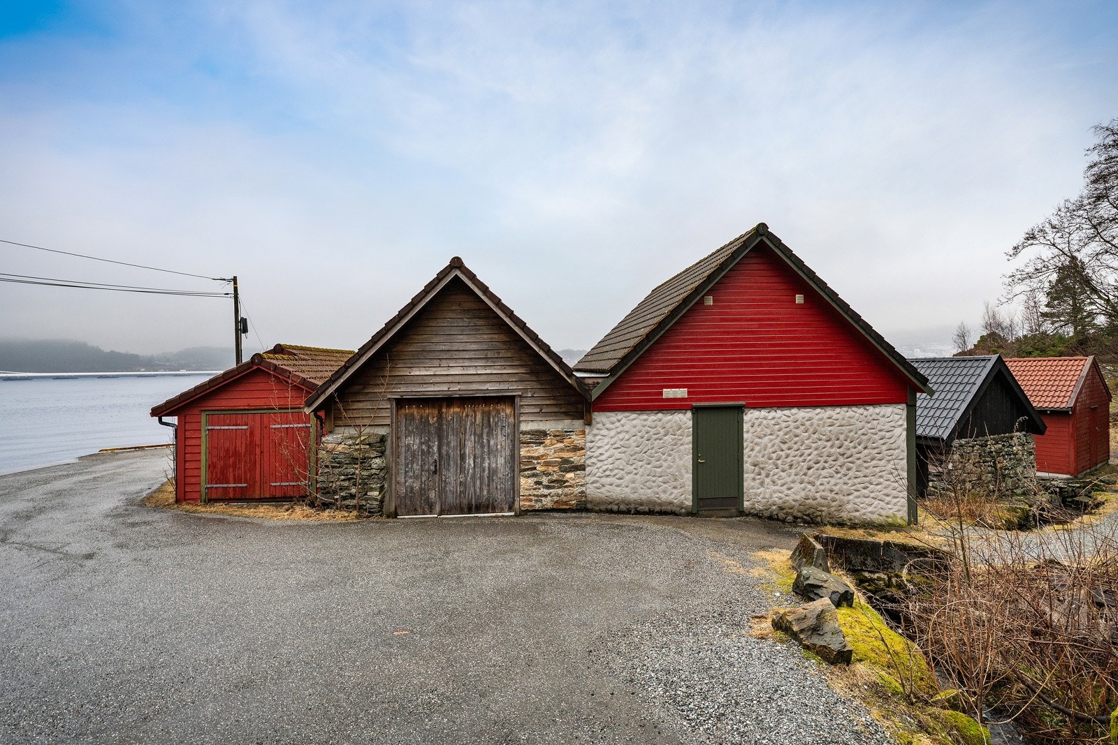 - Naustet er havlparten av det største naustet på bilde med dør inn fra siden - Galleribilde