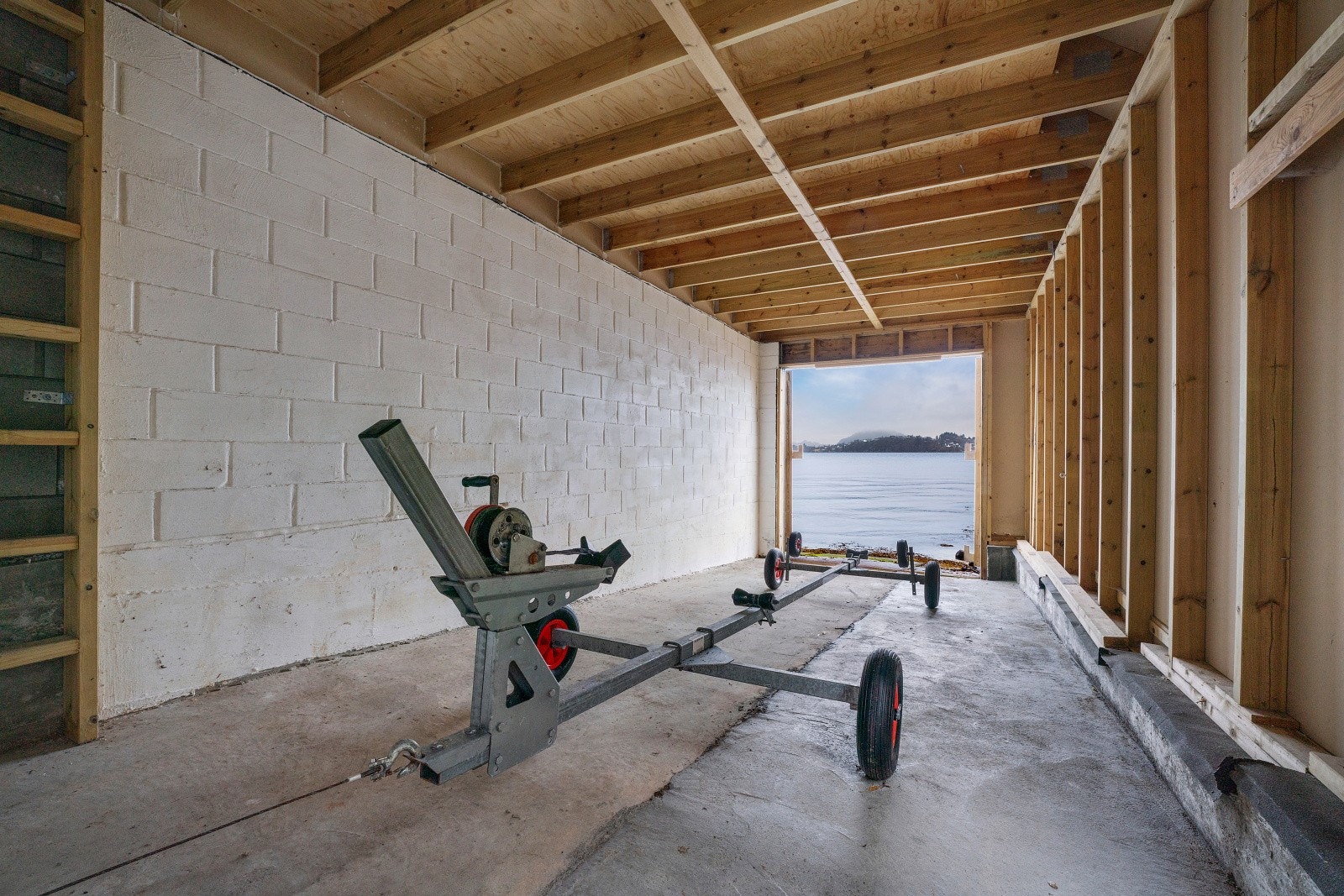 - Naust på 30 kvm med trapp opp til hems - Galleribilde