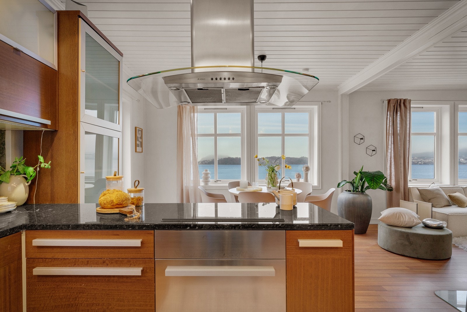 - Integrerte hvitevarer: Keramisk platetopp, stekeovn, mikrobølgeovn og oppvaskmaskin - Galleribilde