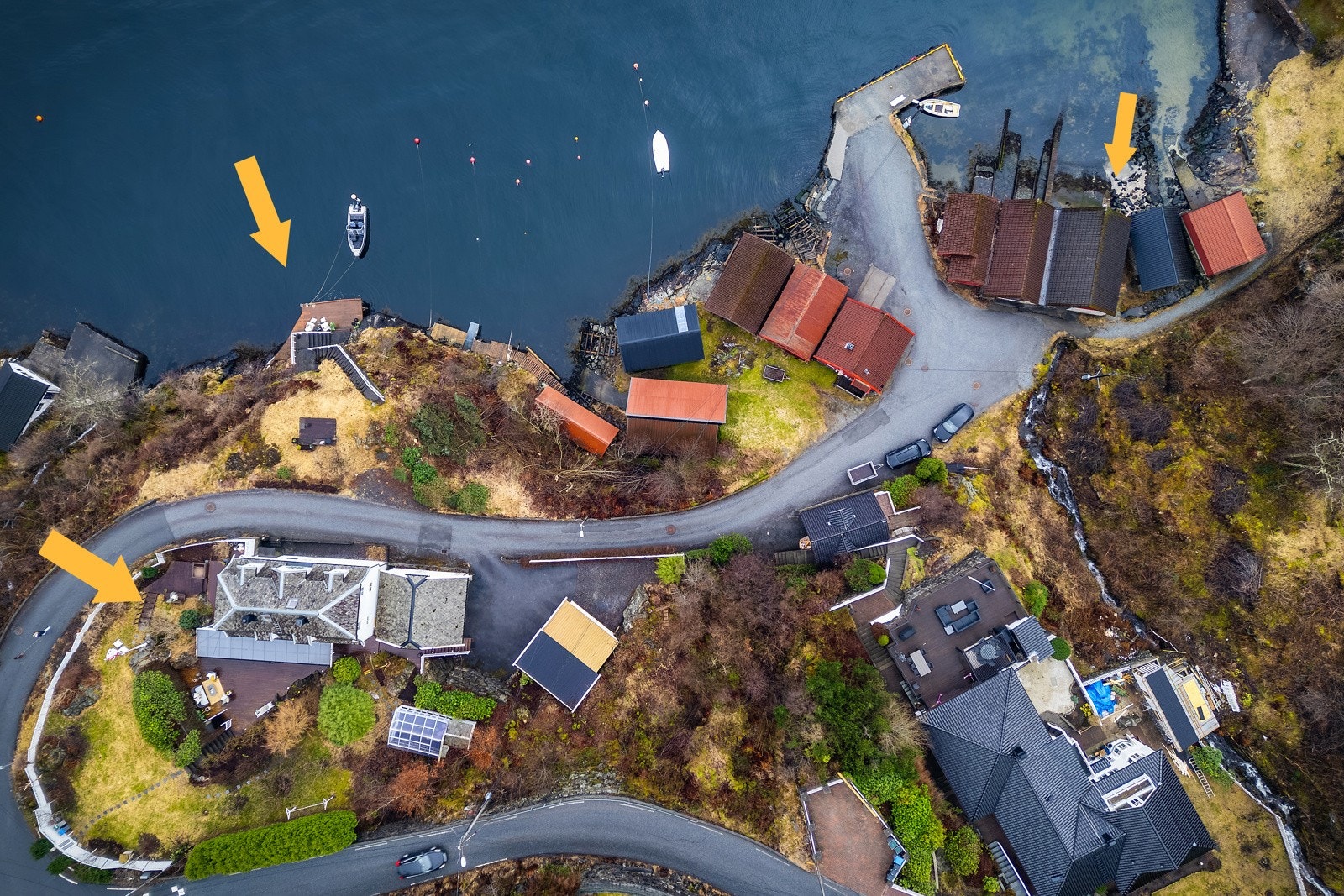 - Oversikt over eiendommen samt halvpart av naust som ligger i svært kort avstand fra eiendommen - Galleribilde