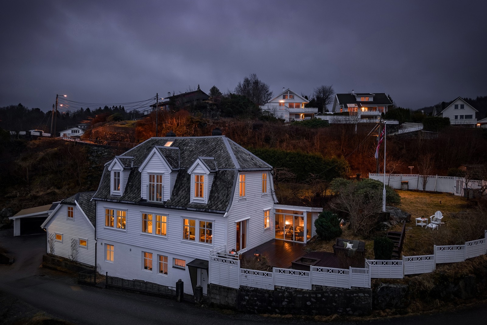 - Boligen inneholder en egen utleieleilighet i underetasjen som i dag er utleid for kr 11 000,- per måned - Galleribilde