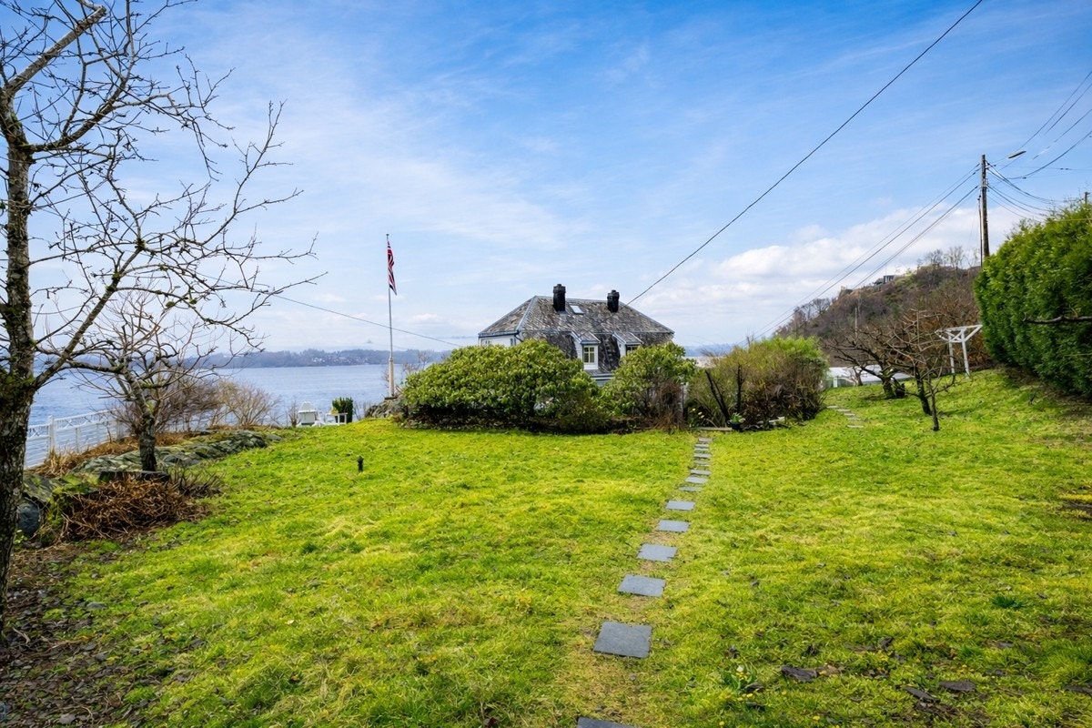 - Stor og skjermet hage med som er enkel å holde med stauder og rosebusker. Opplegg for robotgressklipper - Galleribilde