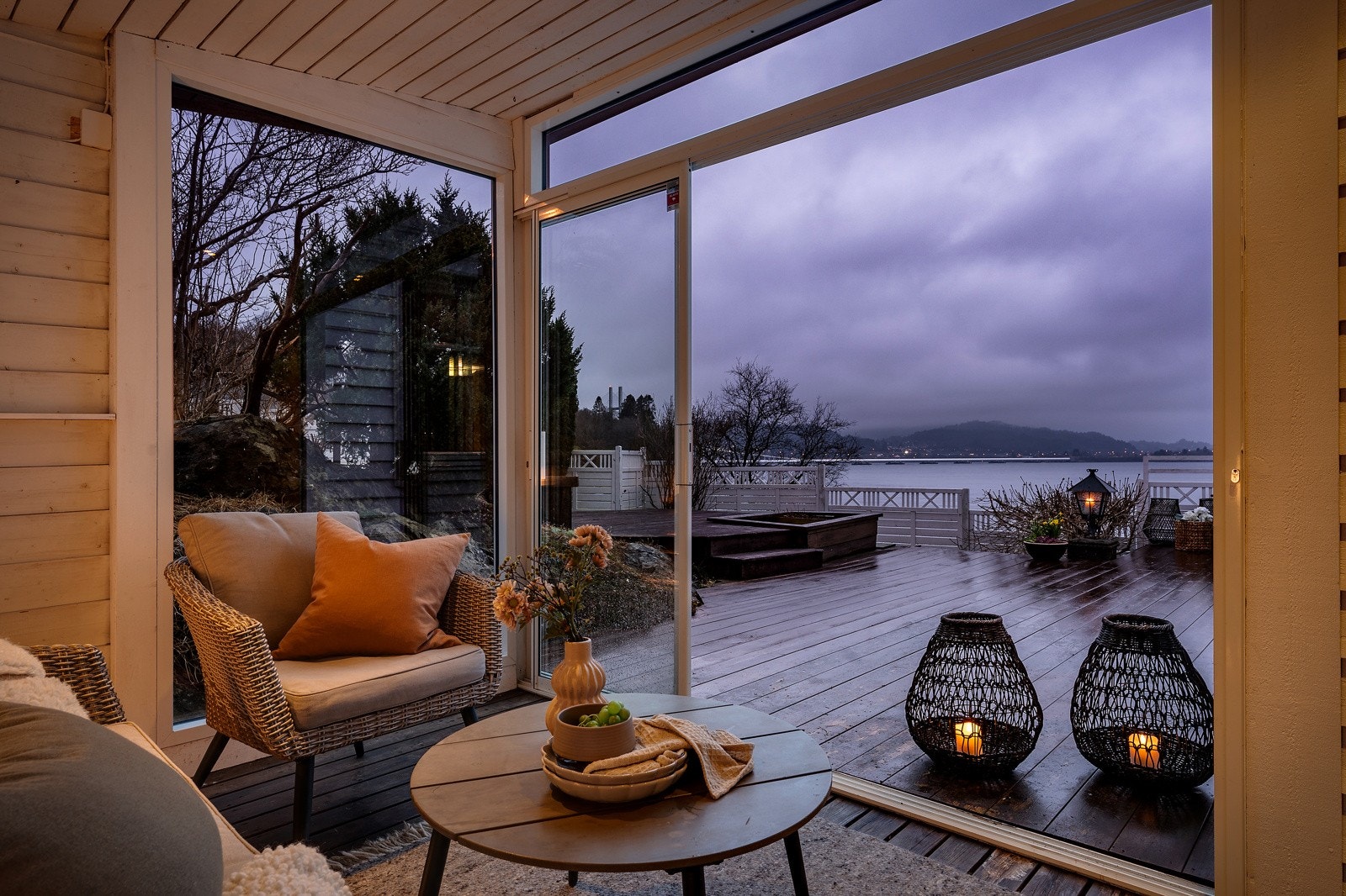 - Her kan man sitte lunt ute og nyte sjøutsikten, selv når været viser seg fra sin mer vestlandske side - Galleribilde