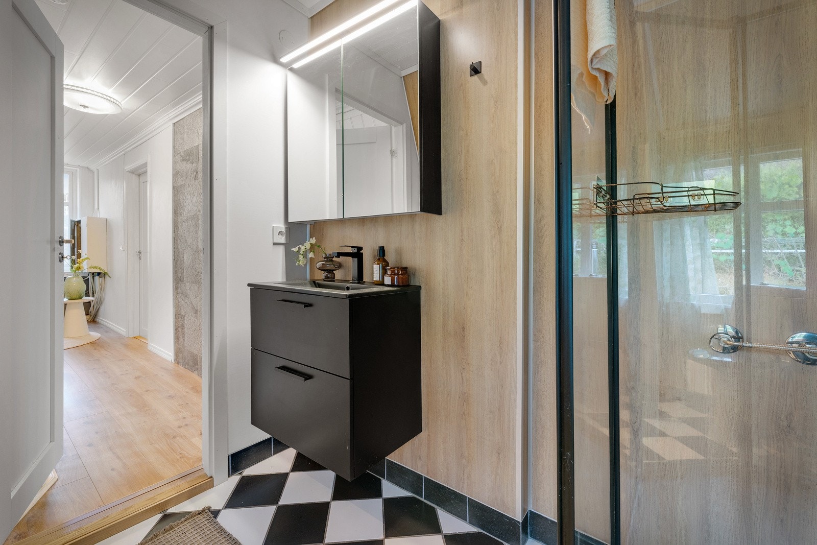 - Badet inneholder: Wc, helstøpt servant og dusjkabinett. Varme i gulv- Galleribilde