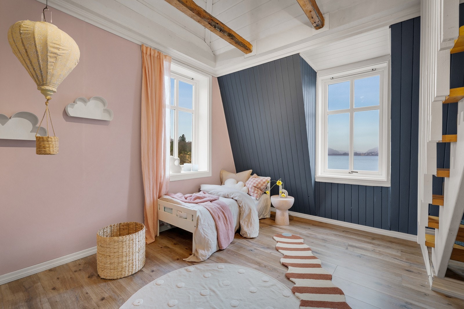 - Soverom i 2. etasje med trapp opp til hems - Galleribilde
