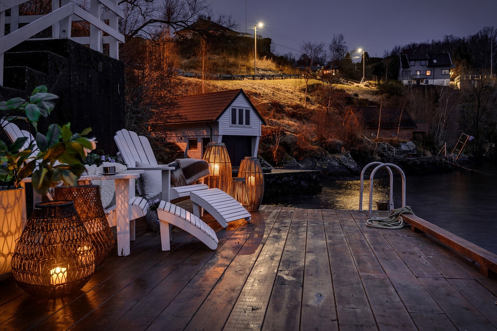 - Følg båtlivet i fjorden fra sjøkanten eller avslutt dagen med et kveldsbad - Galleribilde