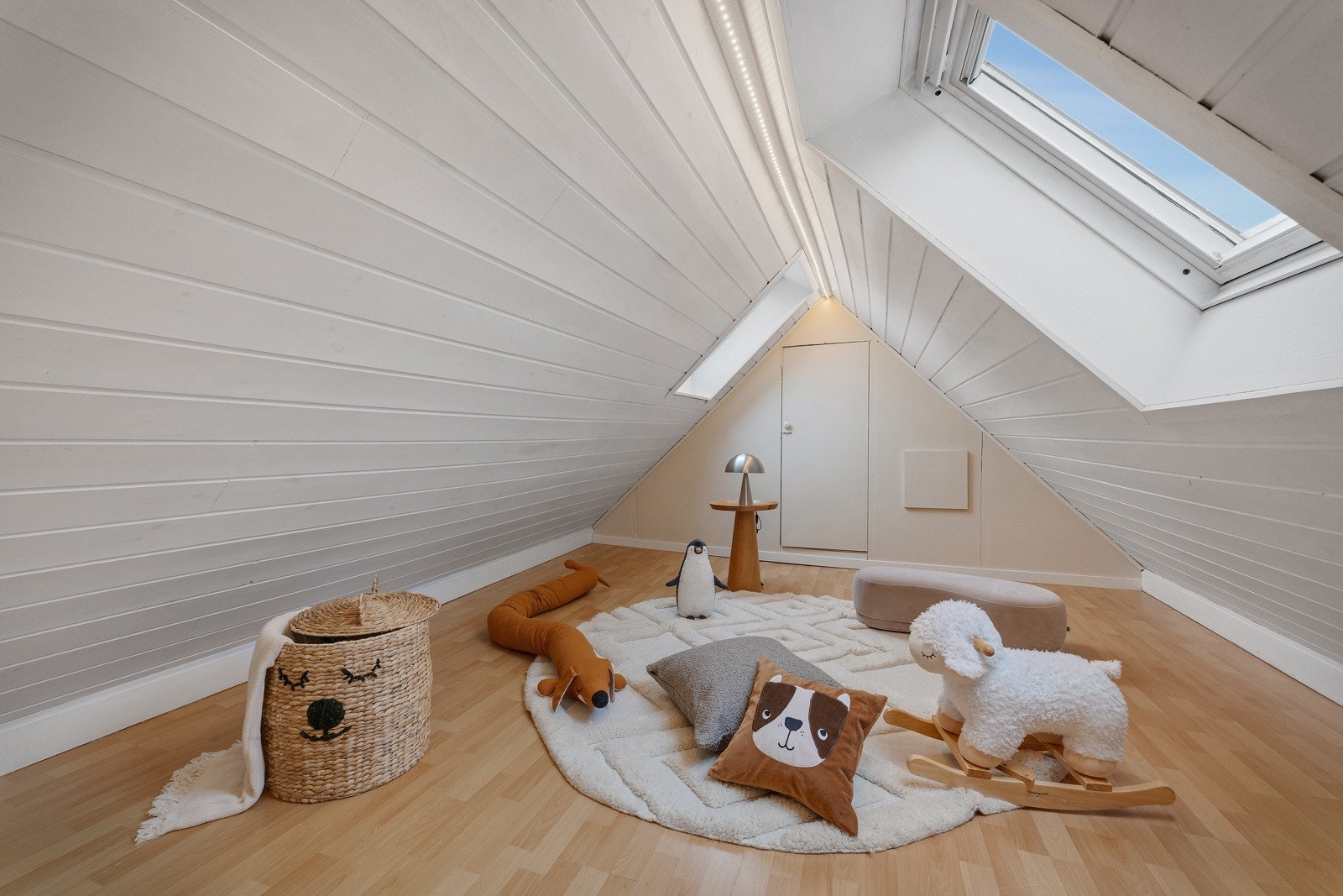 - hems med dør inn til loftsrom - Galleribilde