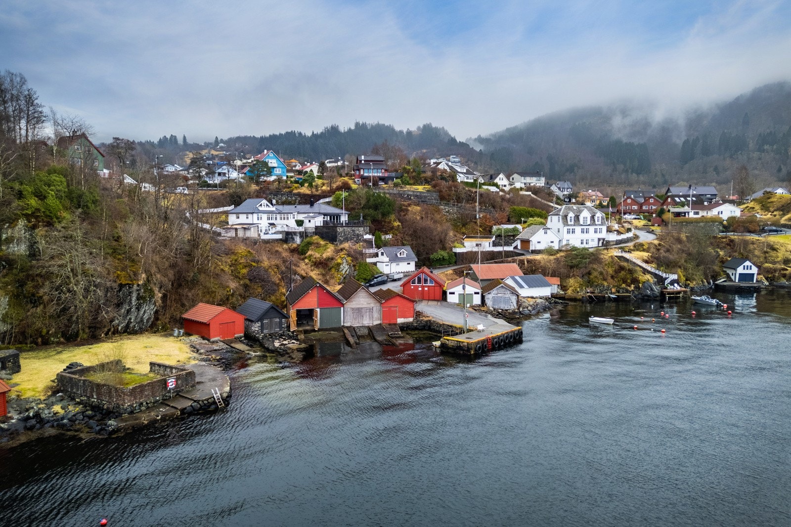 - Boligen har en nydelig beliggenhet i maritime og landlige omgivelser - Galleribilde