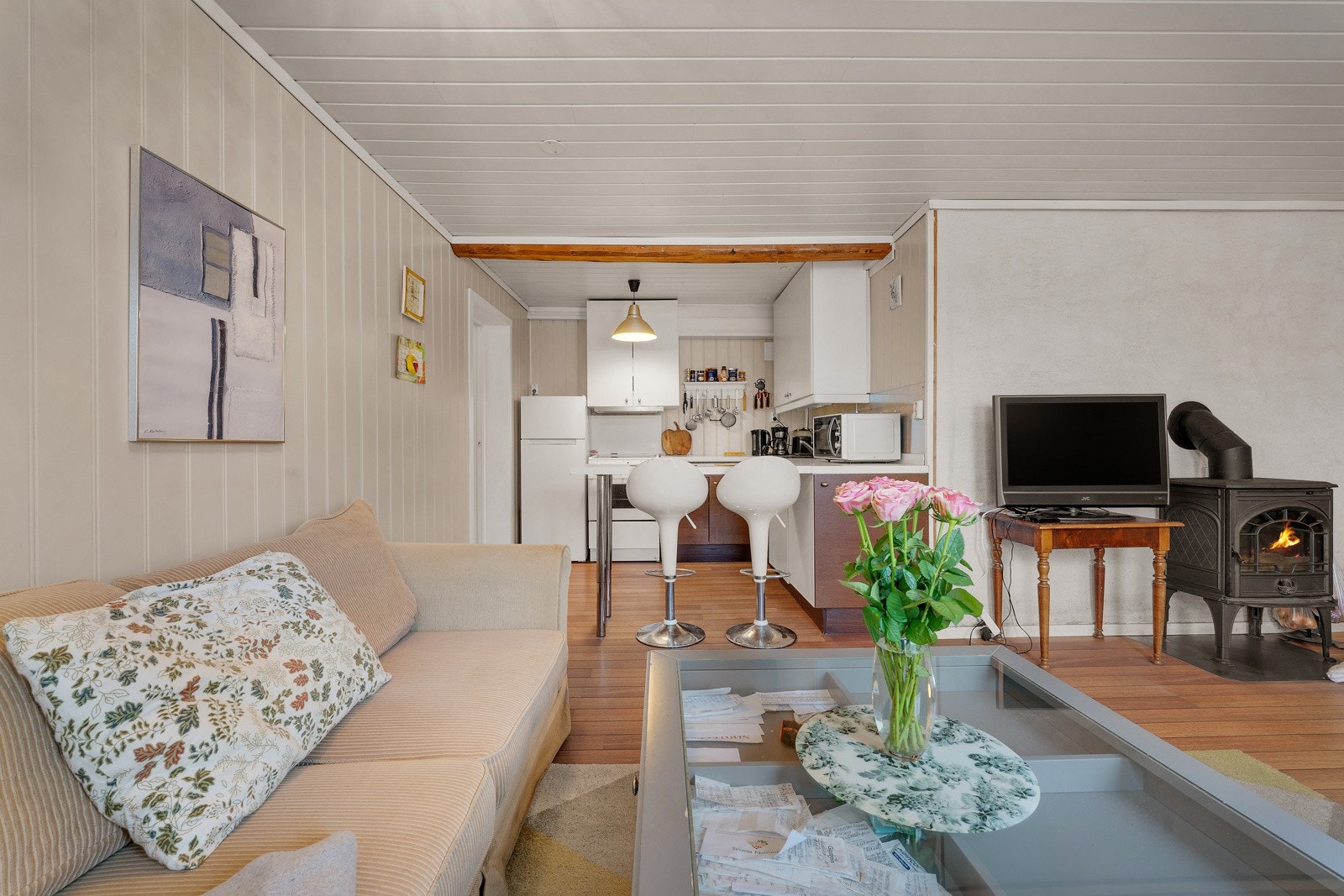 - Stue/kjøkken. Leiligheten har varme i gulv i gang, stue, kjøkken og bad - Galleribilde