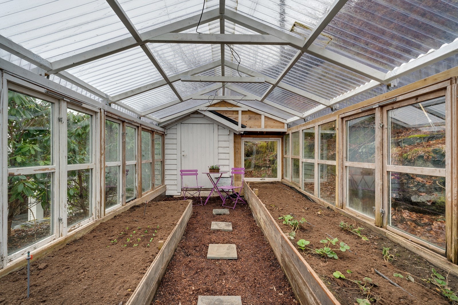 - Drivhus med opplegg til automatisk vanning og bod til hageredskaper - Galleribilde