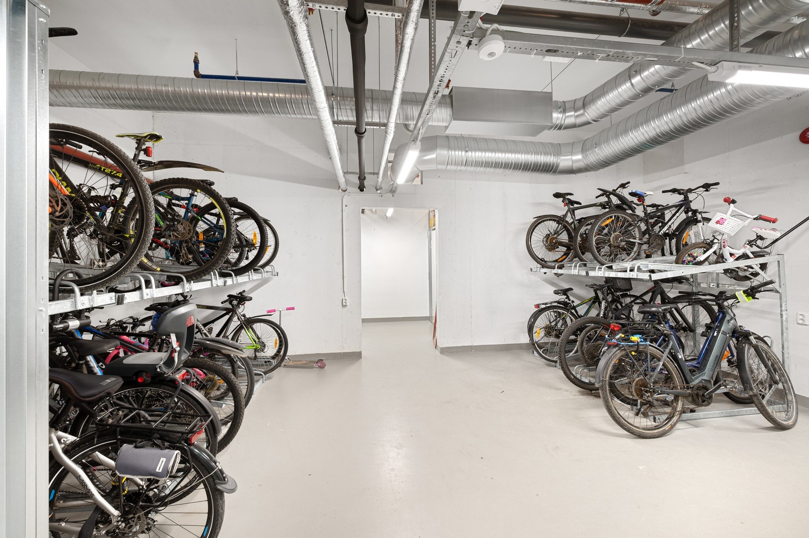 Felles sykkelbod, samt privat bod i kjeller. Galleribilde