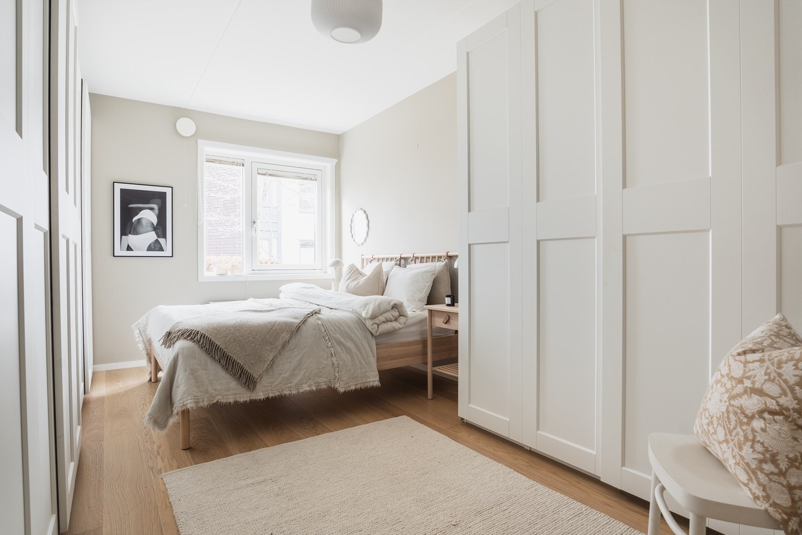 Soverommet er utstyrt med garderobeskap, og har en praktisk oppbevaringsløsning som gir rommet et ryddig preg. Galleribilde