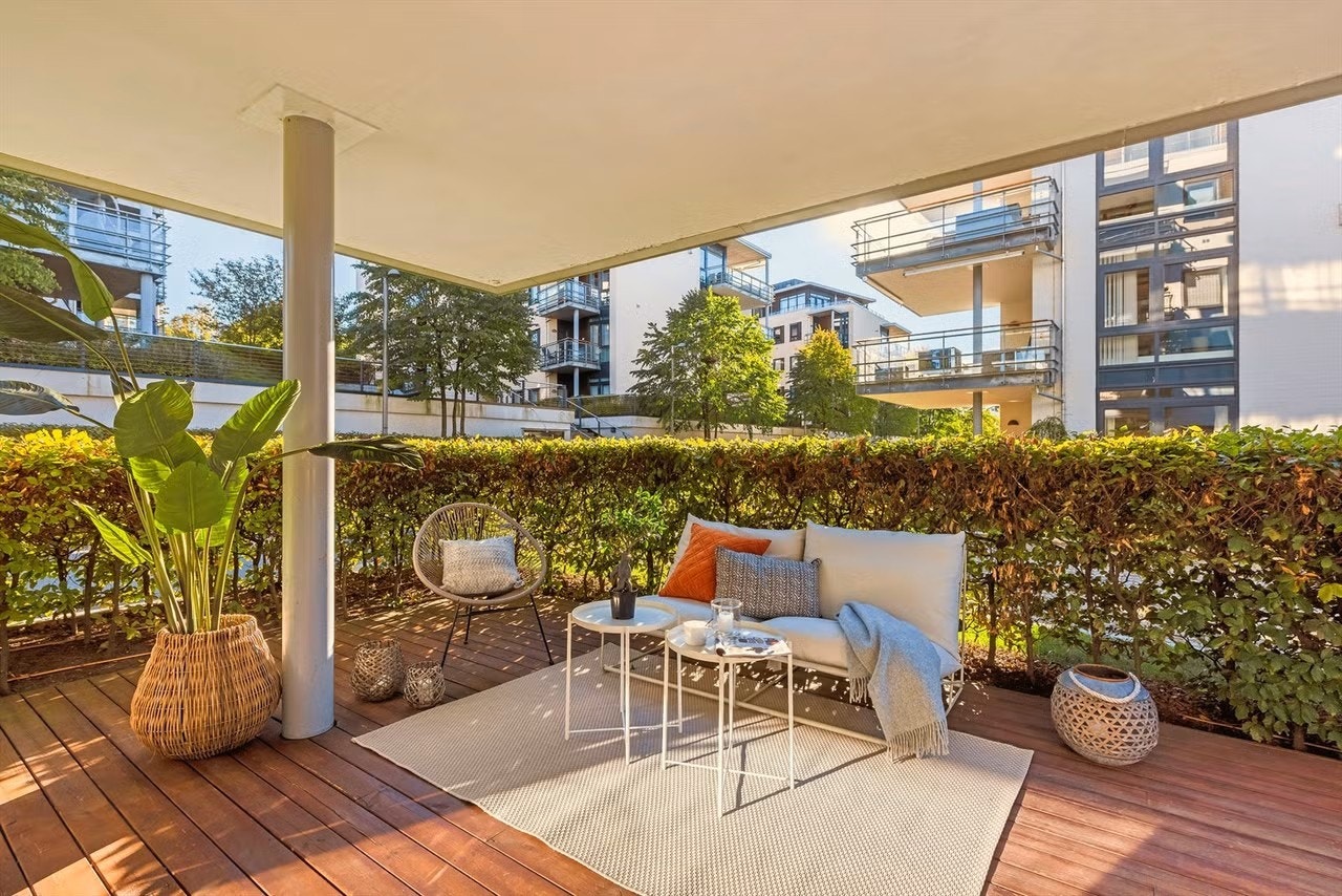 Her kan du nyte en romslig terrasse med god plass til sittegruppe, beplantning og utemøbler. Galleribilde