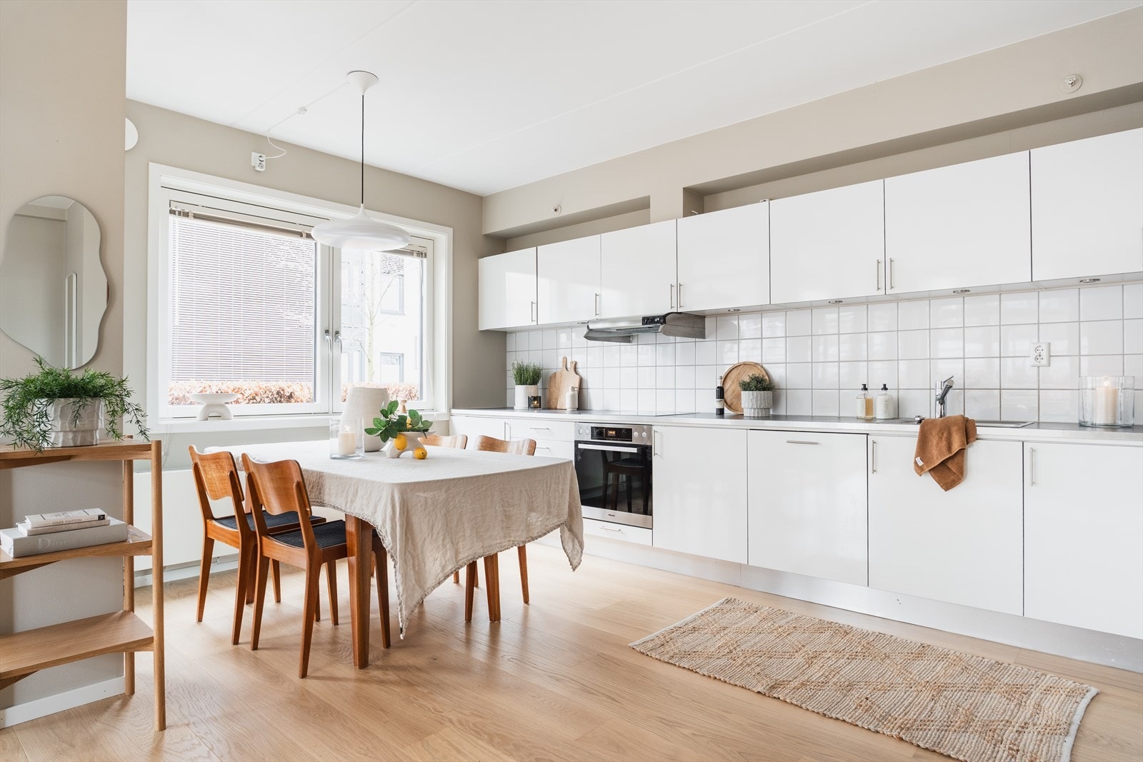 Med sin åpne og sosiale utforming henger kjøkkenet fint sammen med stuedelen og skaper et lyst og trivelig allrom. Galleribilde