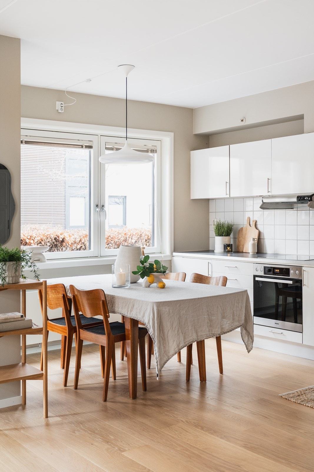 Spiseplassen har en naturlig plassering i tilknytning til kjøkken og stue, noe som gir en sosial og innbydende atmosfære. Galleribilde