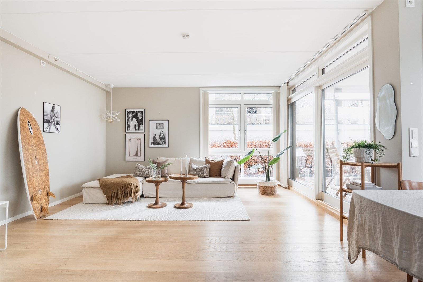 Stuen oppleves som lys og tiltalende, med god plass til både avslapning og sosiale sammenkomster. Galleribilde