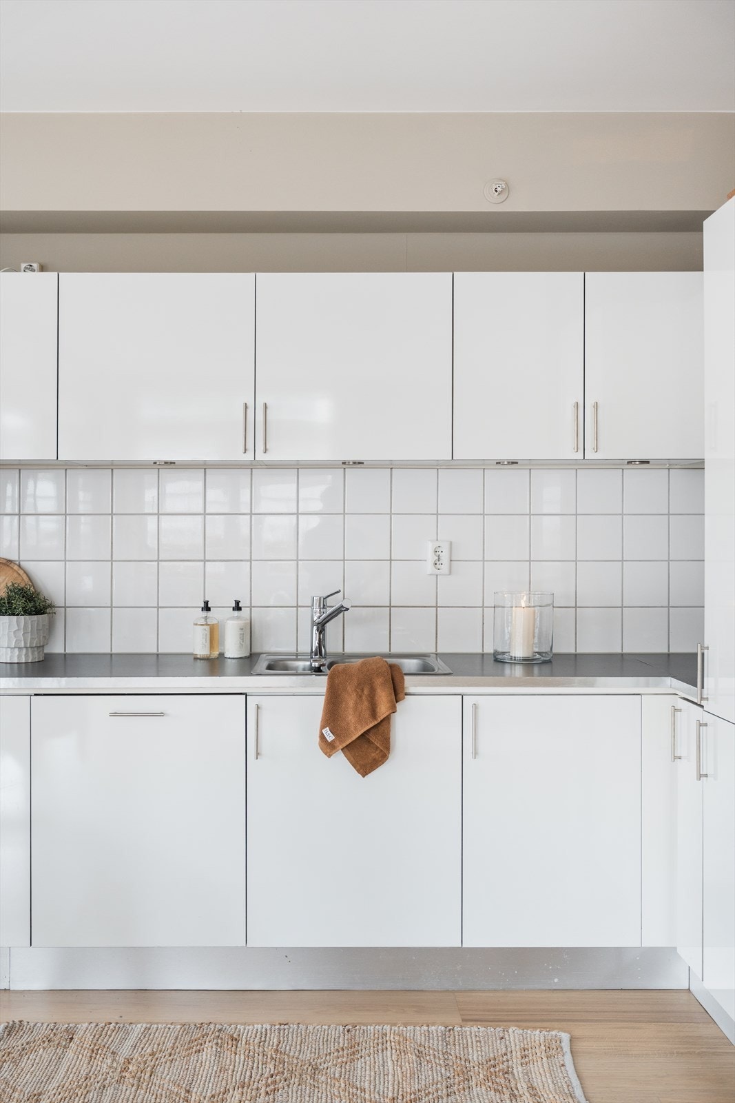 God skap- og benkeplass gjør kjøkkenet både praktisk i det daglige og velegnet når familie og venner kommer på besøk. Galleribilde