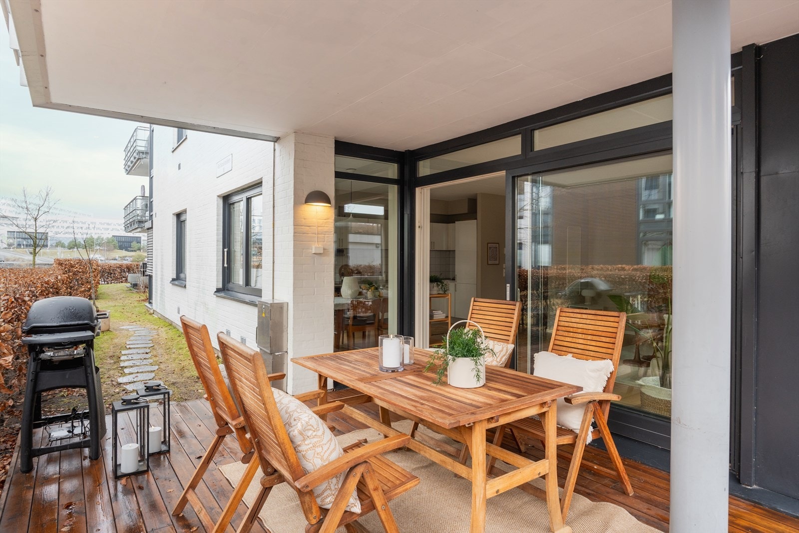 En stor og overbygd terrasse på ca. 20 m² gir gode rammer for rolige morgenstunder og hyggelige kvelder. Galleribilde