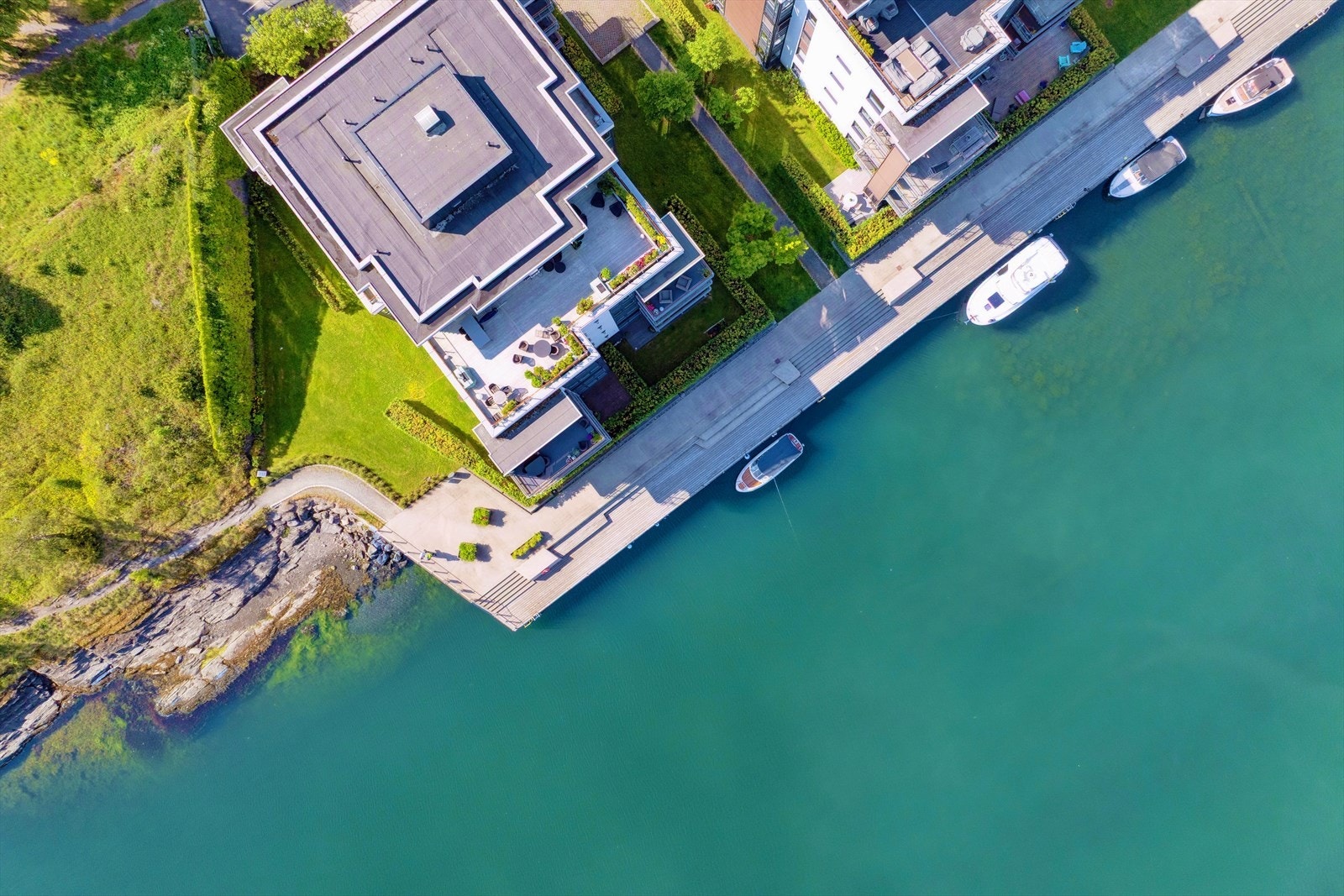 Nr 18 sett ovenfra. Umiddelbar nærhet til brygge, bading og sjøliv! Galleribilde