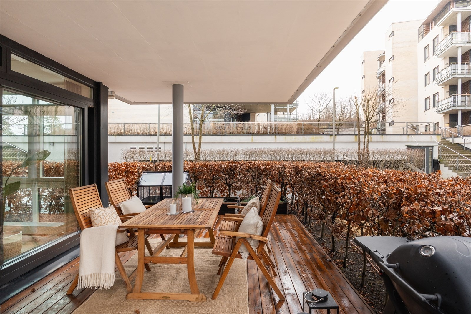 Den romslige terrassen legger til rette for hyggelige måltider ute og rolige stunder i lune omgivelser. Galleribilde