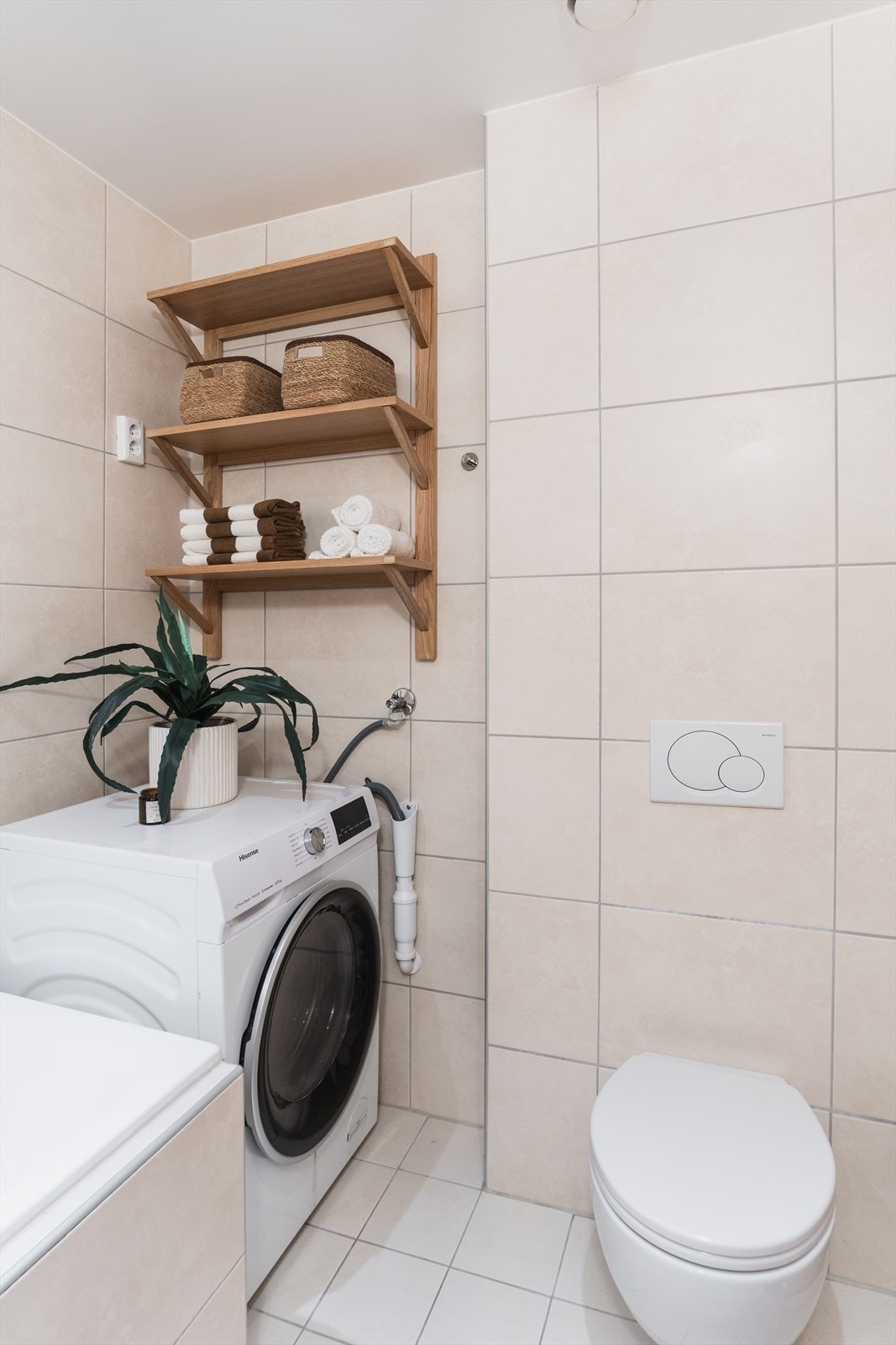 Her får du et pent og praktisk bad, innredet med servant, vegghengt toalett, badekar og opplegg for vaskemaskin. Galleribilde