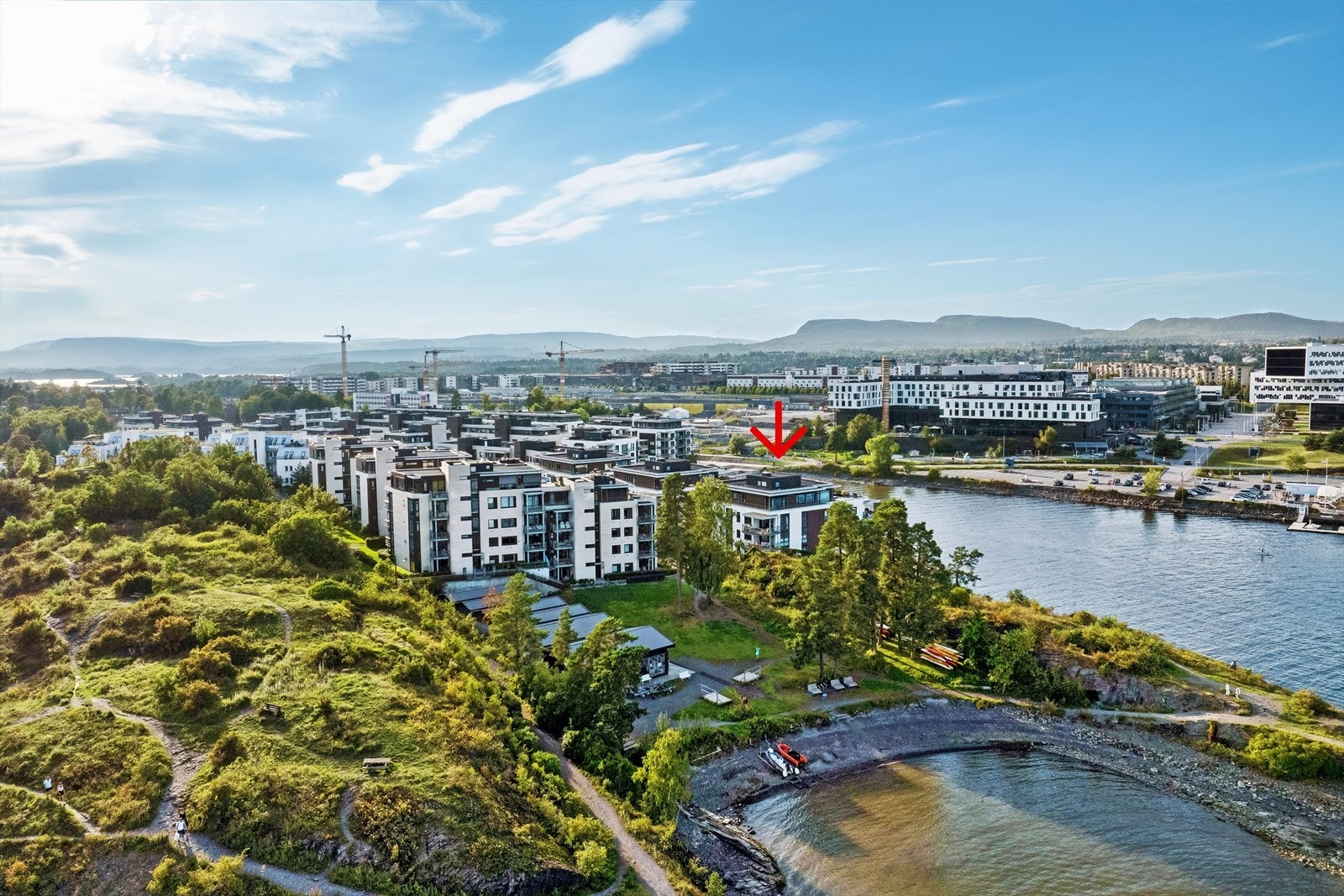 Med umiddelbar nærhet til strand og rekreasjon i det ytterste bygget på bryggen Galleribilde