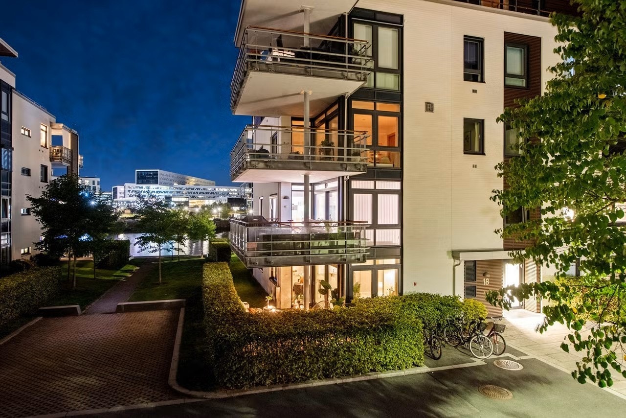 Kveldsstemning på brygga Galleribilde