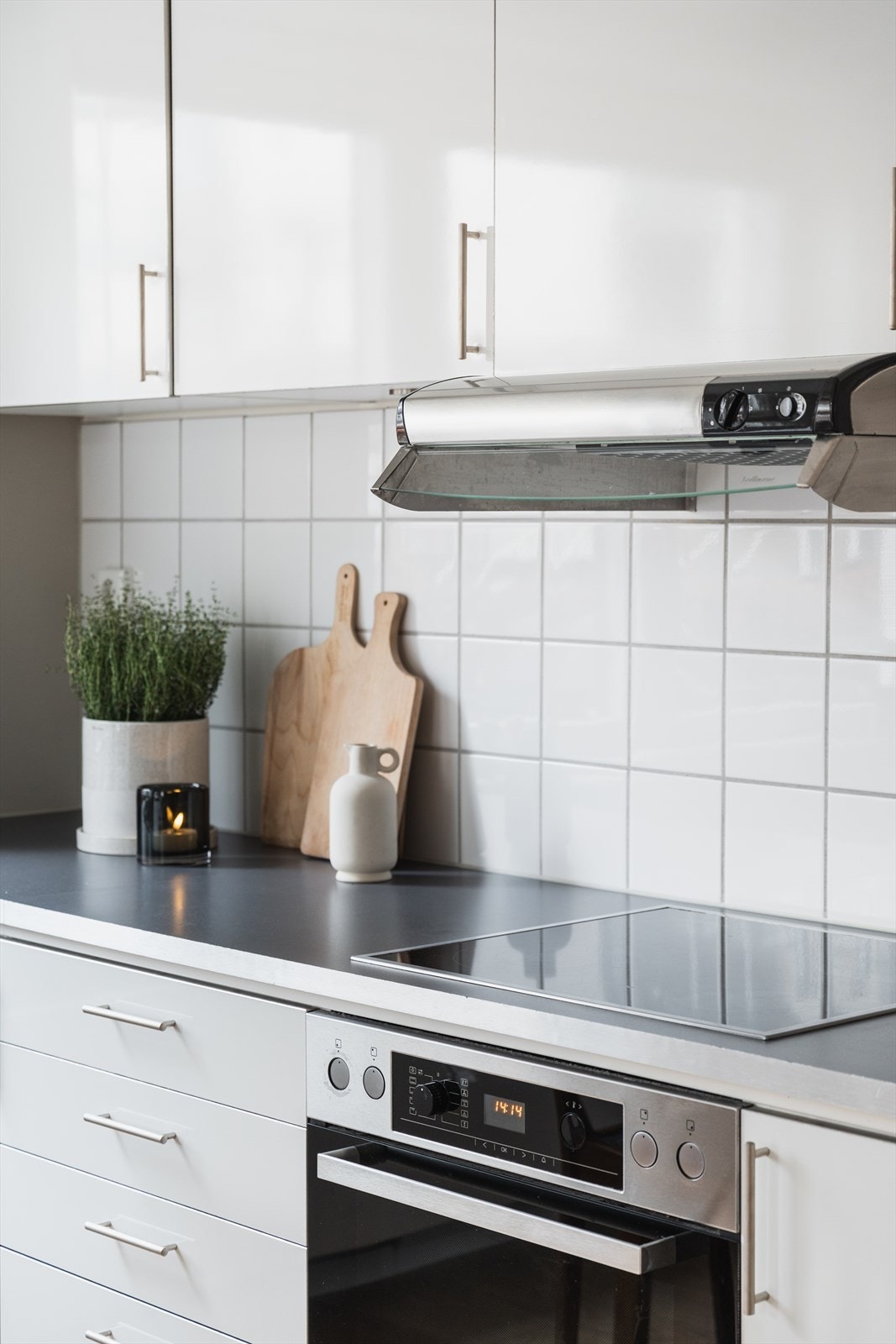 Her får du et velutstyrt kjøkken med platetopp, stekeovn, oppvaskmaskin og kombinert kjøl-/fryseskap, i tillegg til ventilator med mekanisk avtrekk. Galleribilde