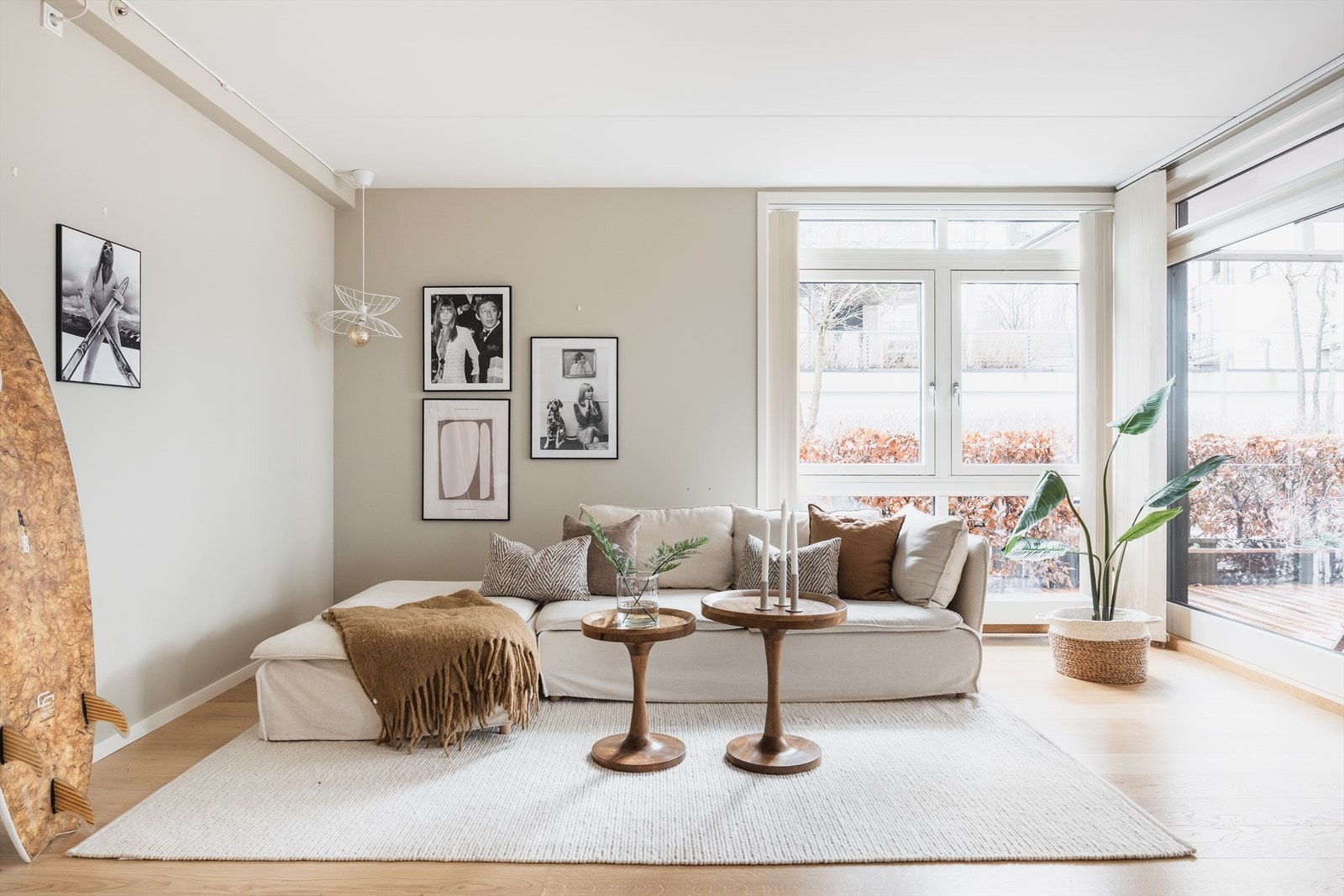 Stuen har en lys og innbydende atmosfære med god plass til både sofagruppe og øvrig møblering. Galleribilde