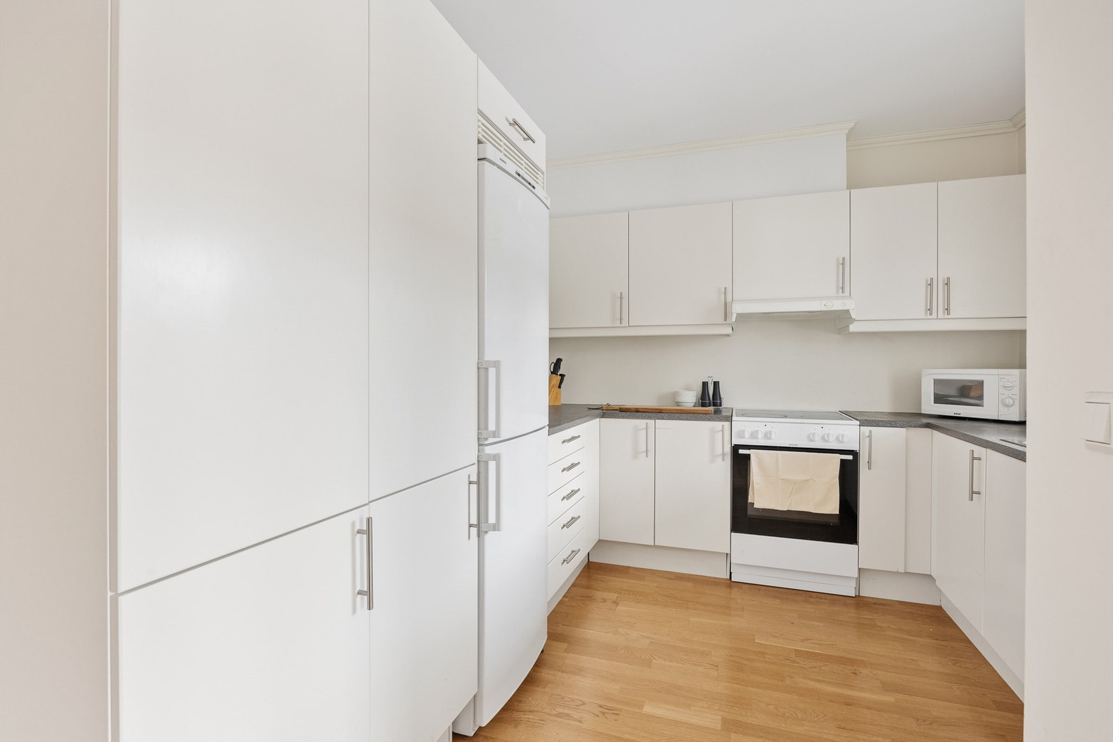 Funksjonelt kjøkken med god skap- og benkeplass. Galleribilde