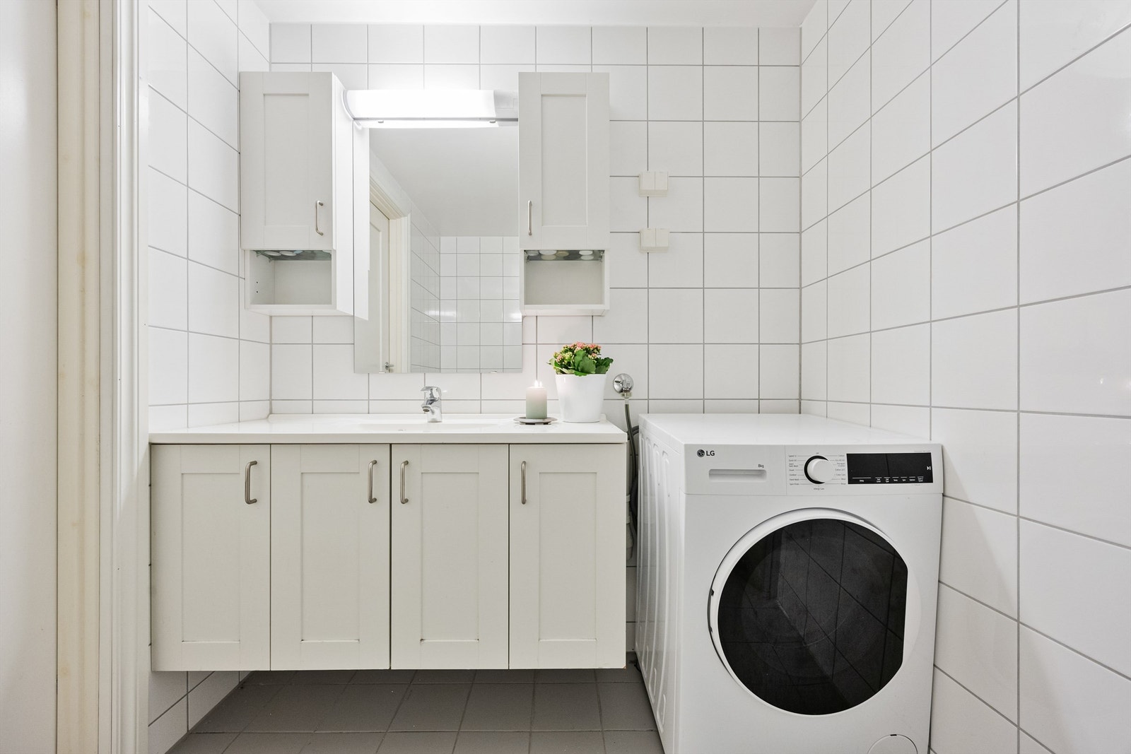 Moderne baderom med vegghengt servantinnredning, speil og overlys. Galleribilde