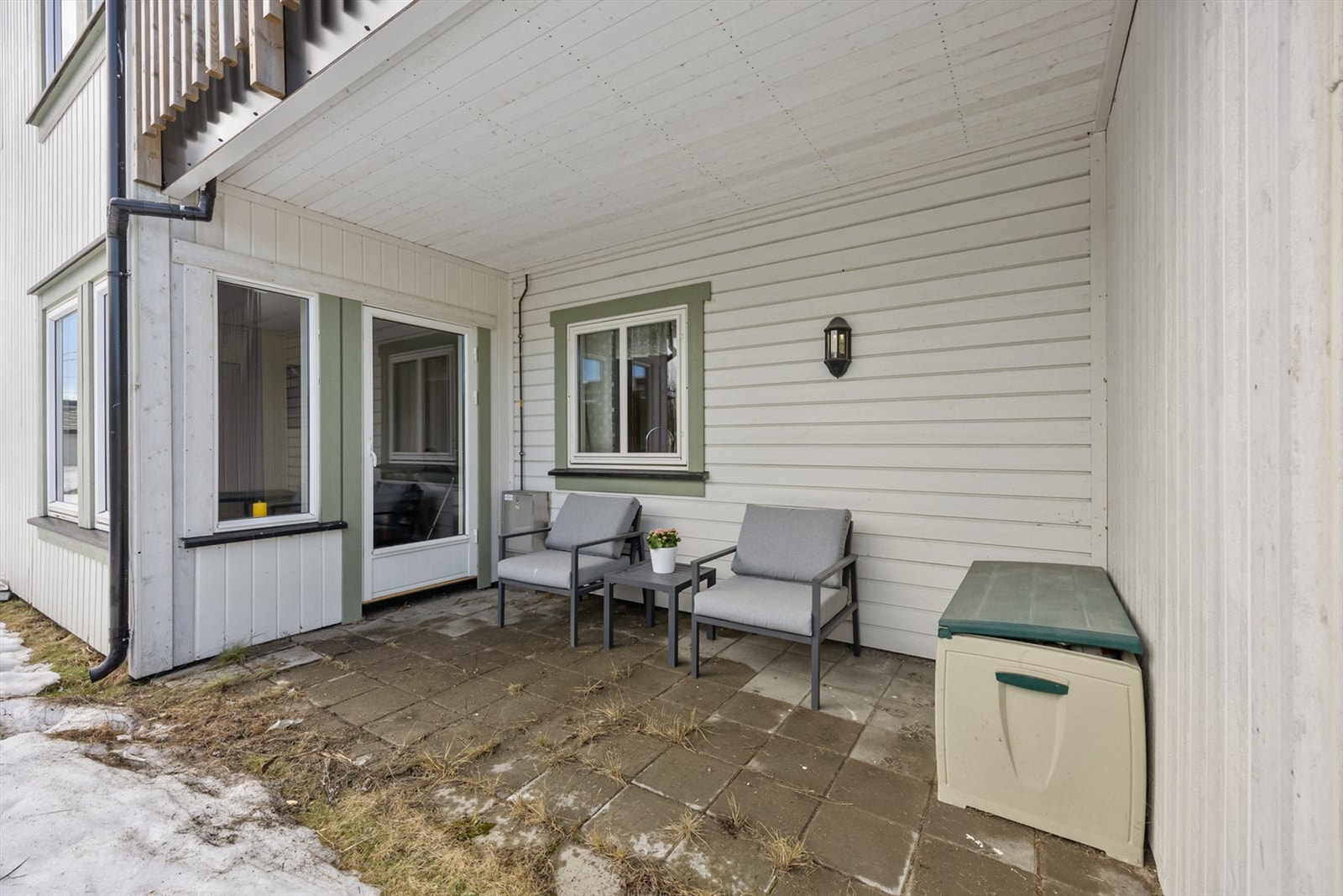 Den overbygde delen av terrassen gir ly for vær og vind. Galleribilde