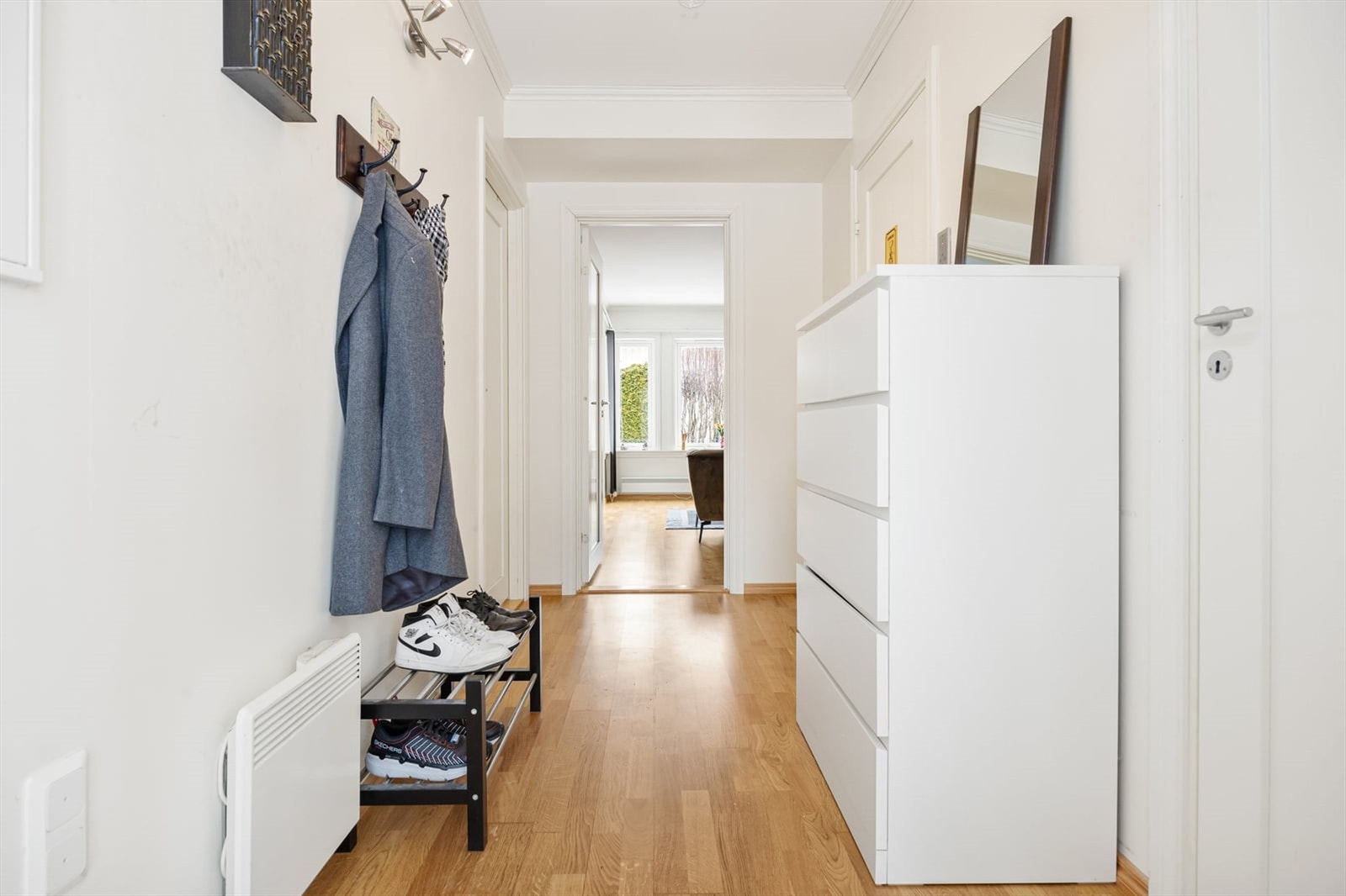 Fra entreen er det en åpen og innbydende siktlinje mot stuen. Galleribilde