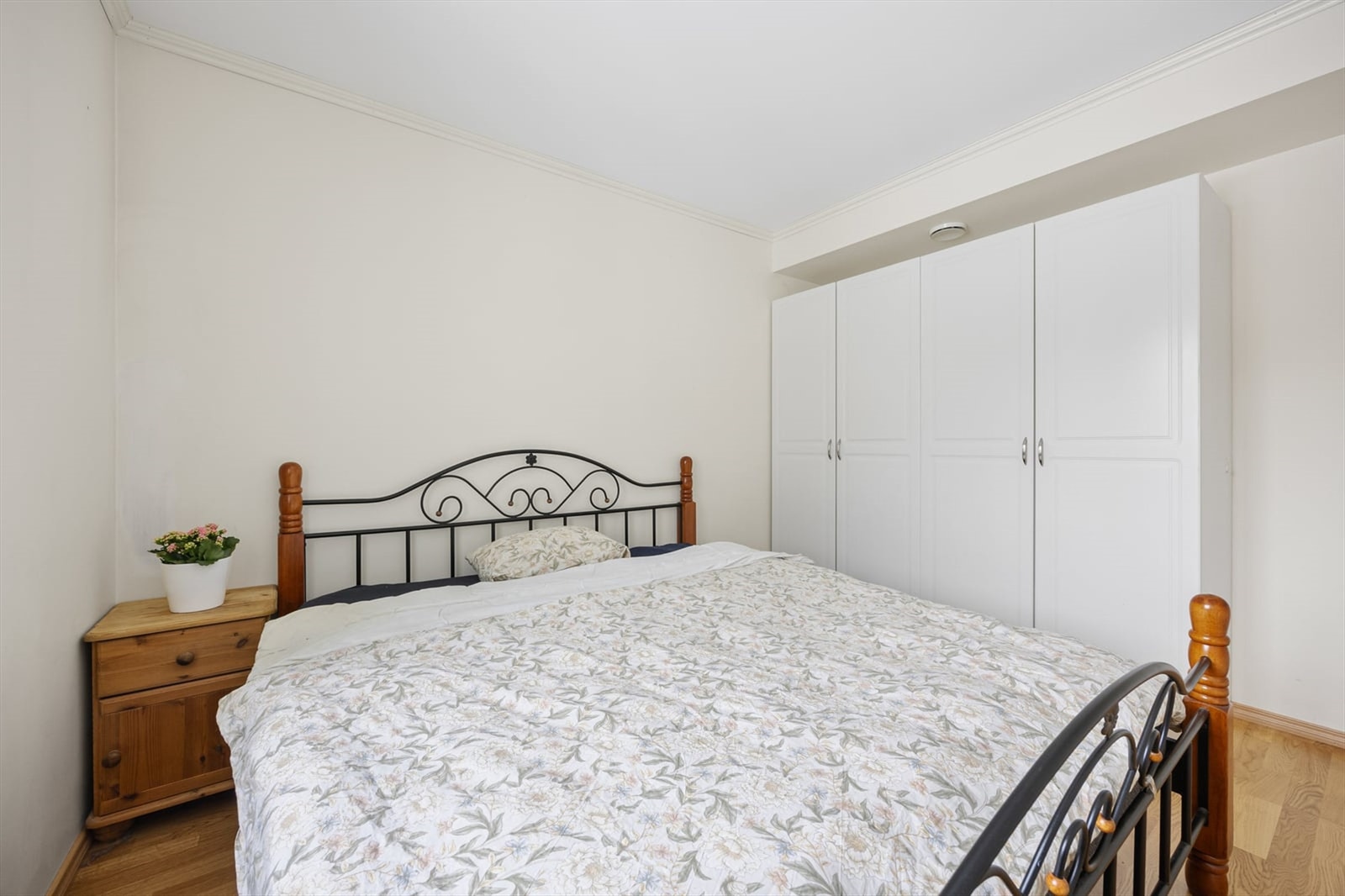 Rommet har god plass til garderobeskap for effektiv oppbevaring. Galleribilde