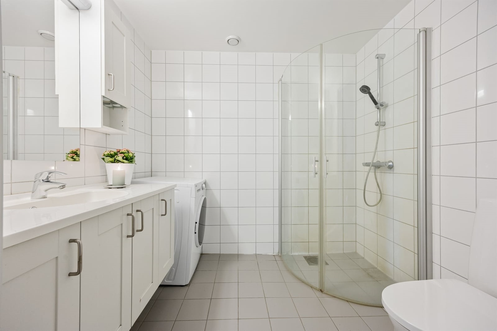 På badet er det flislagt gulv med varmekabler for økt komfort. Galleribilde