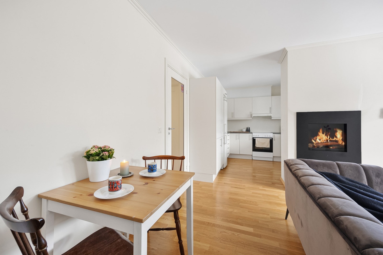 Den åpne løsningen mellom stue og kjøkken gir en god romfølelse. Galleribilde