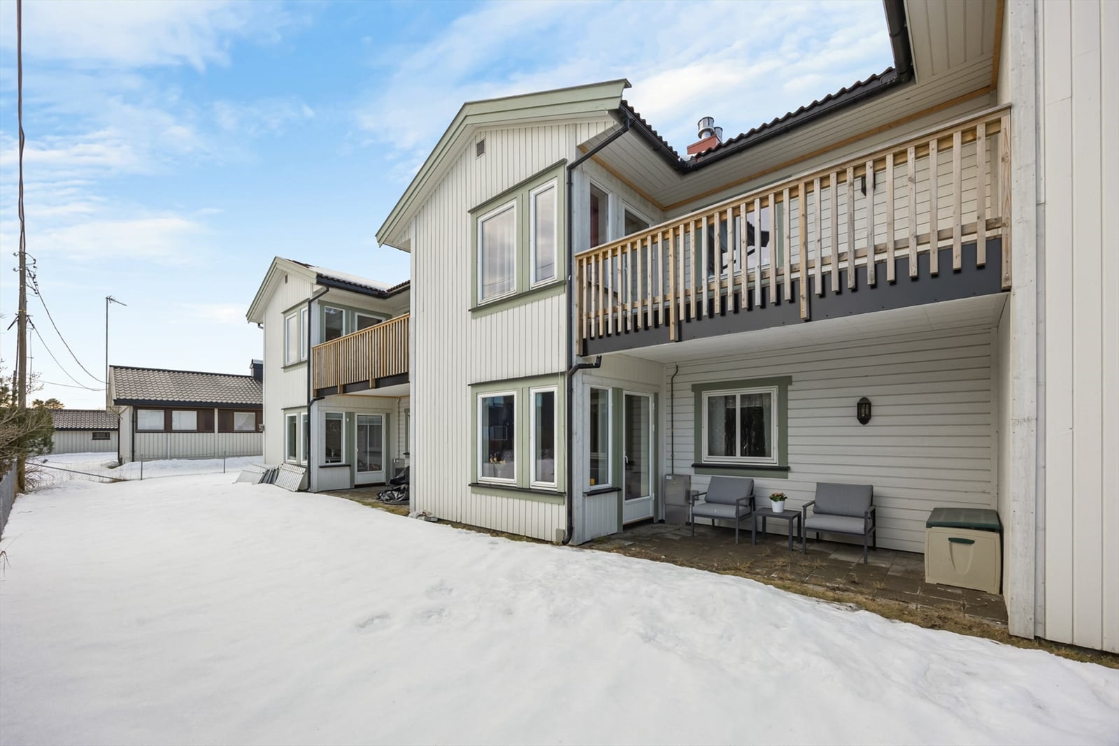 Beliggenheten er strategisk med kun 10 minutter til Gardermoen og kort vei til Kløfta stasjon. Galleribilde