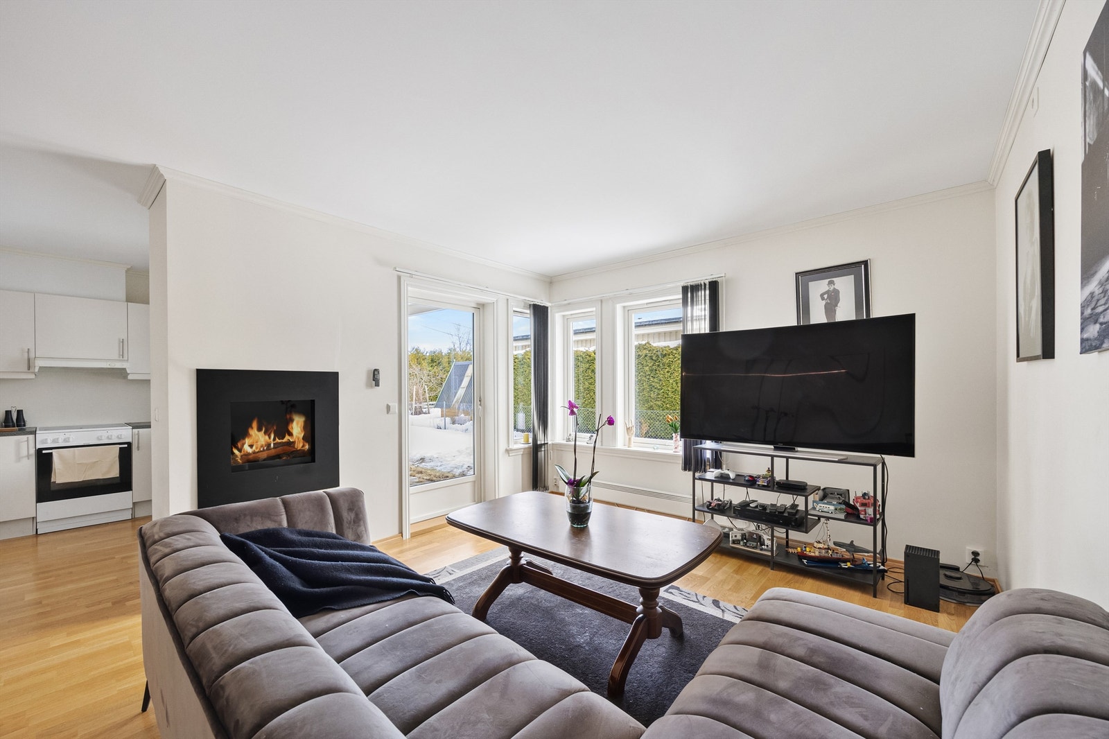 Lys og romslig stue med gasspeis og direkte utgang til terrassen. Galleribilde