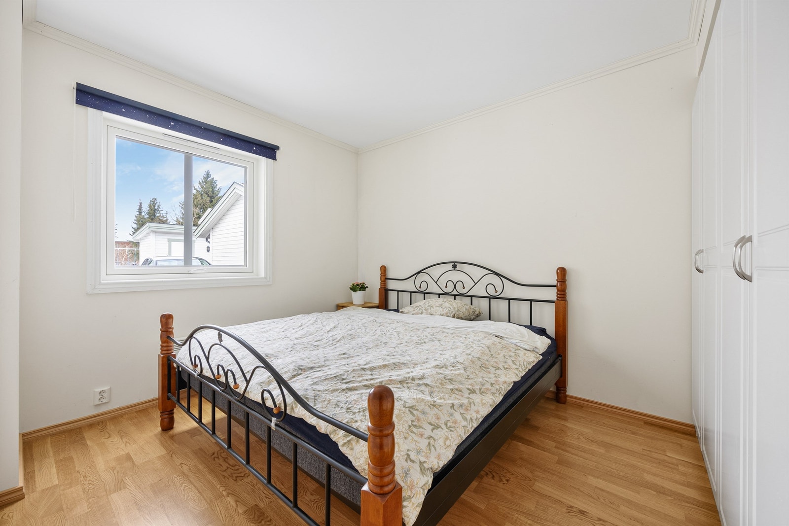 Soverommet er av god størrelse, med parkett på gulv og malte vegger. Galleribilde