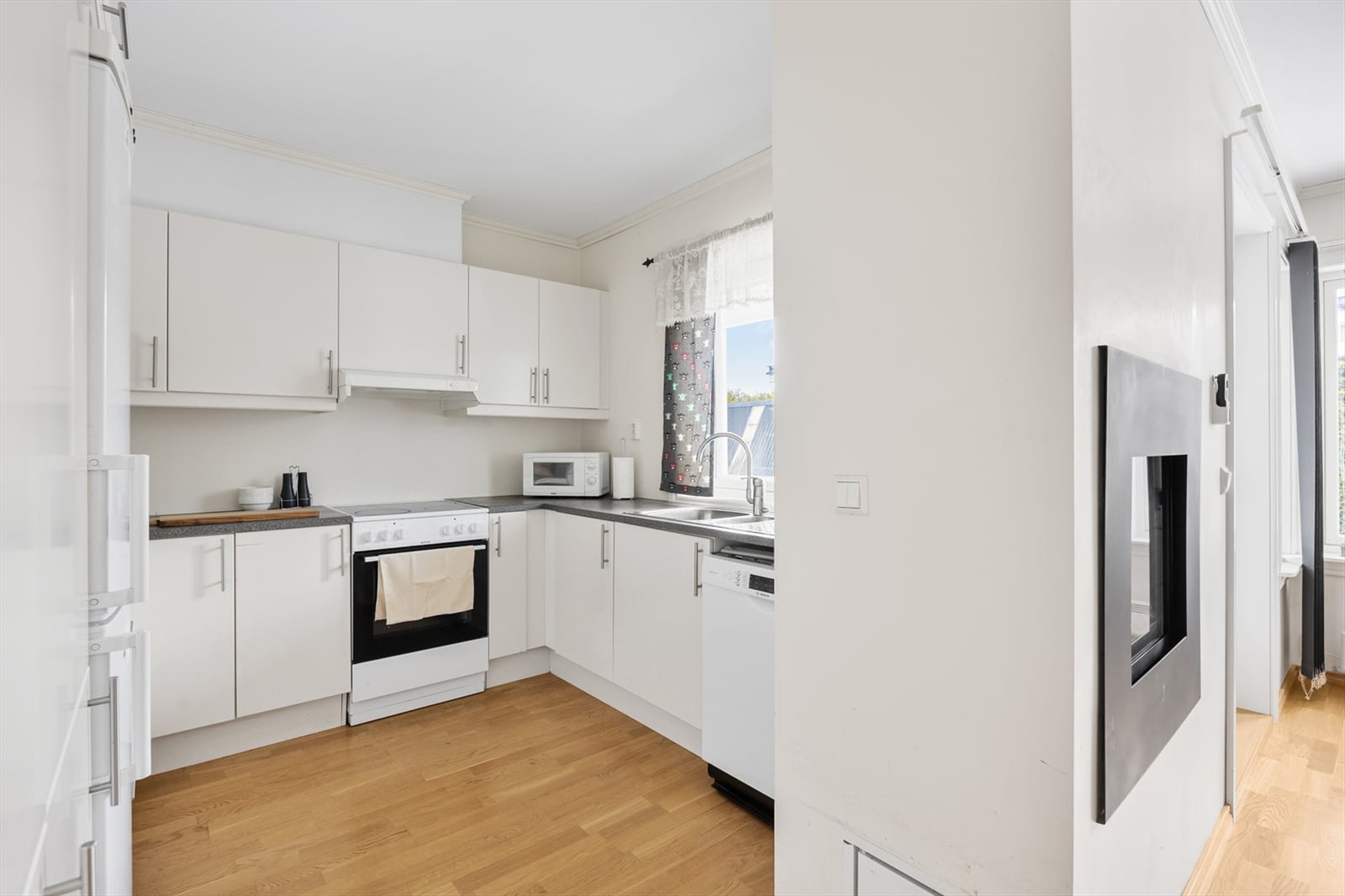 Varmtvannsberederen fra 2015 er smart plassert i benkeskapet. Galleribilde