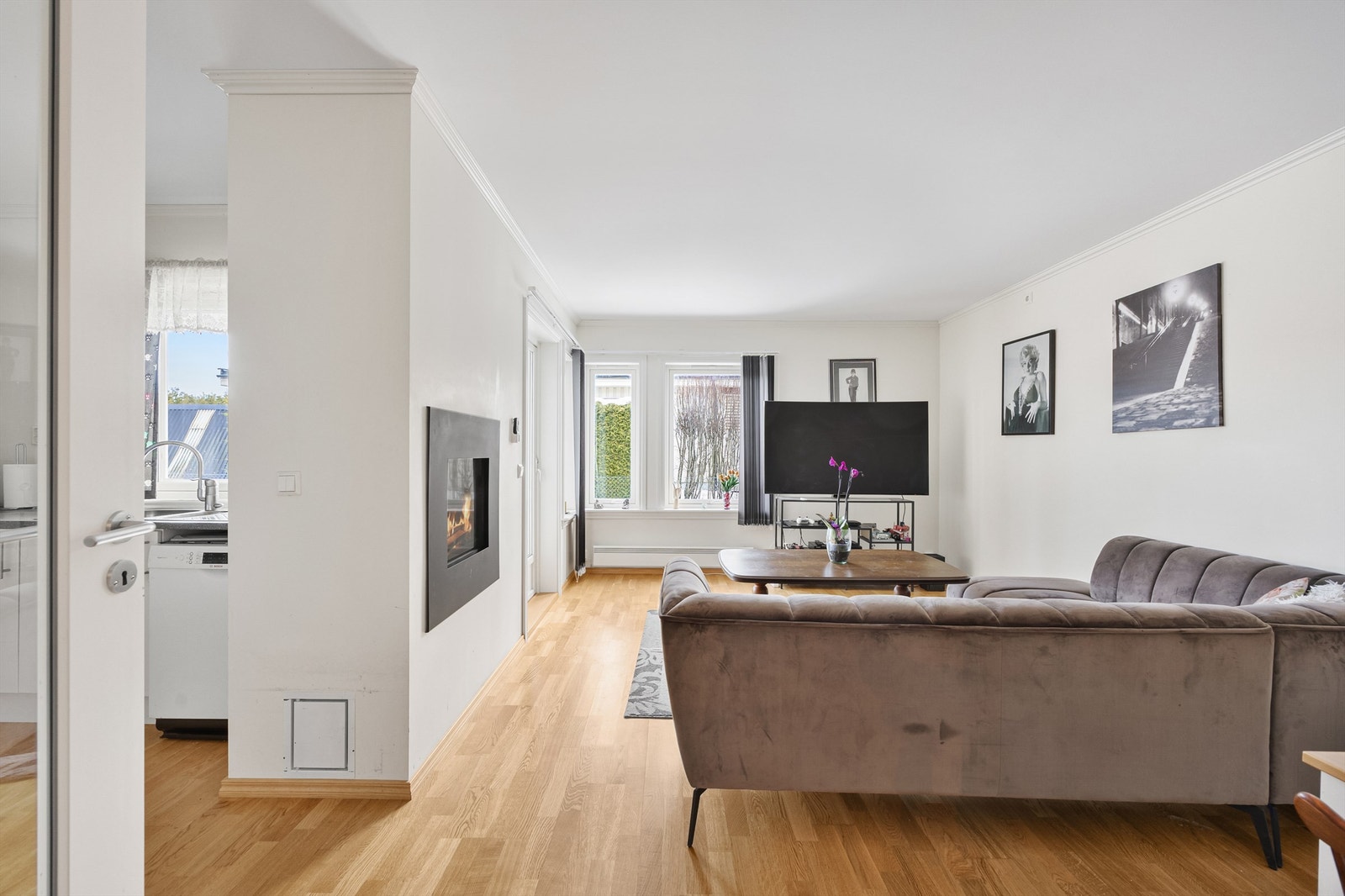 Gjennomgående parkett og lyse, malte flater skaper et helhetlig preg. Galleribilde