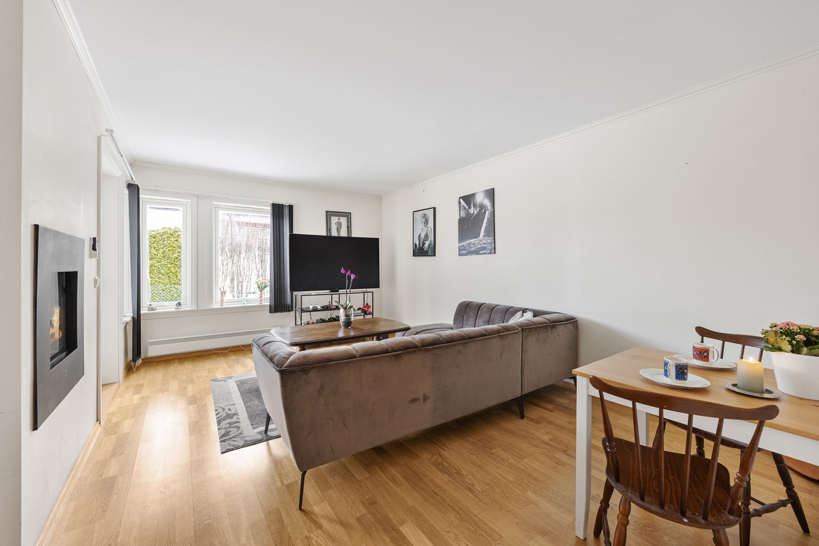 Rommet er lett å møblere med plass til både sofagruppe og spisebord. Galleribilde